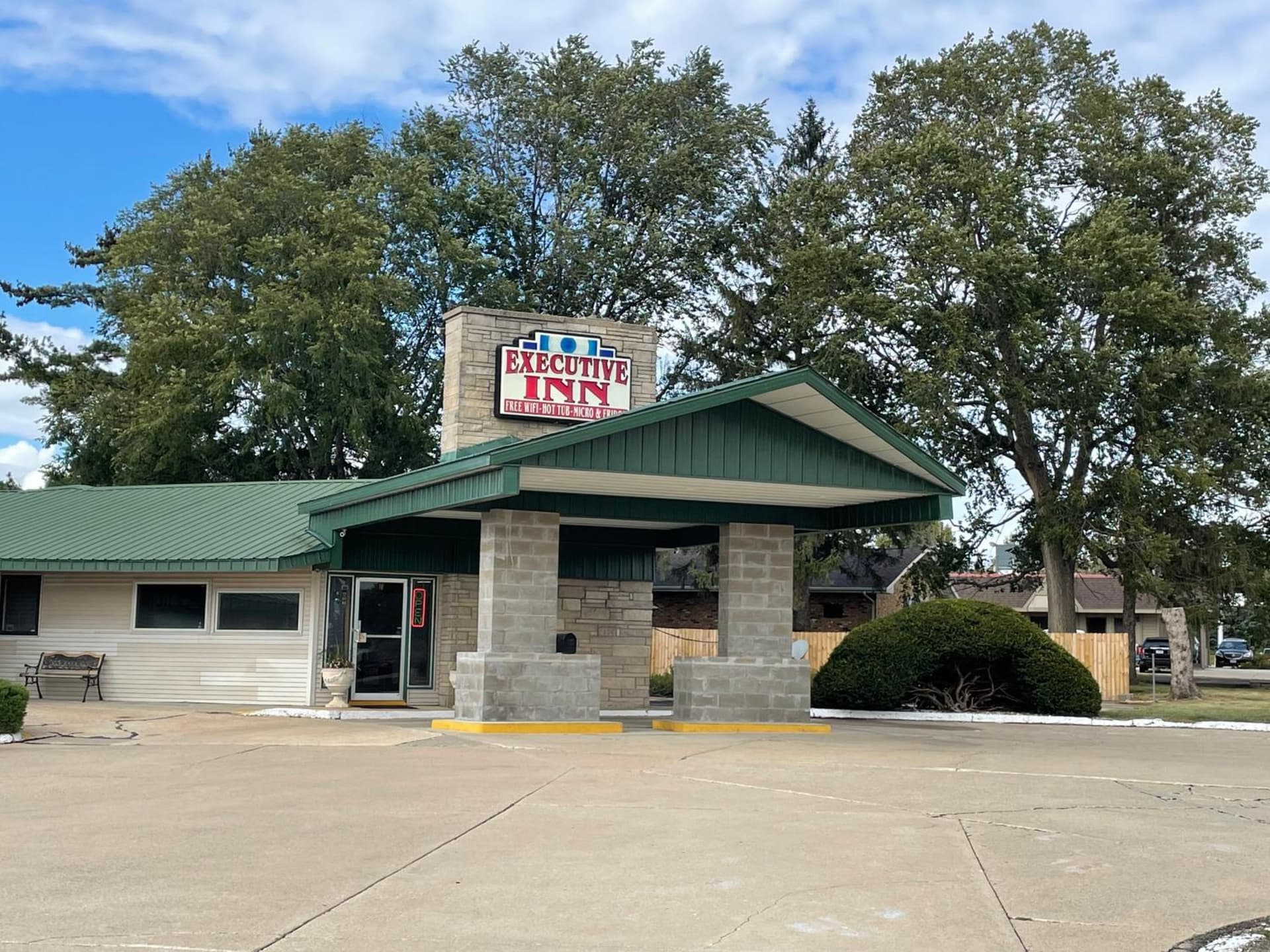 Executive Inn featured exterior or lobby in Marshalltown, IA — similar hotel