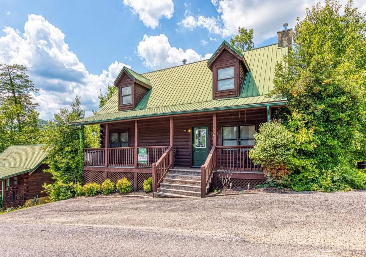 Arrowhead Log Cabin Resort Papaws Bear Den Cabin - by TS featured exterior or lobby in Pigeon Forge, TN — similar hotel
