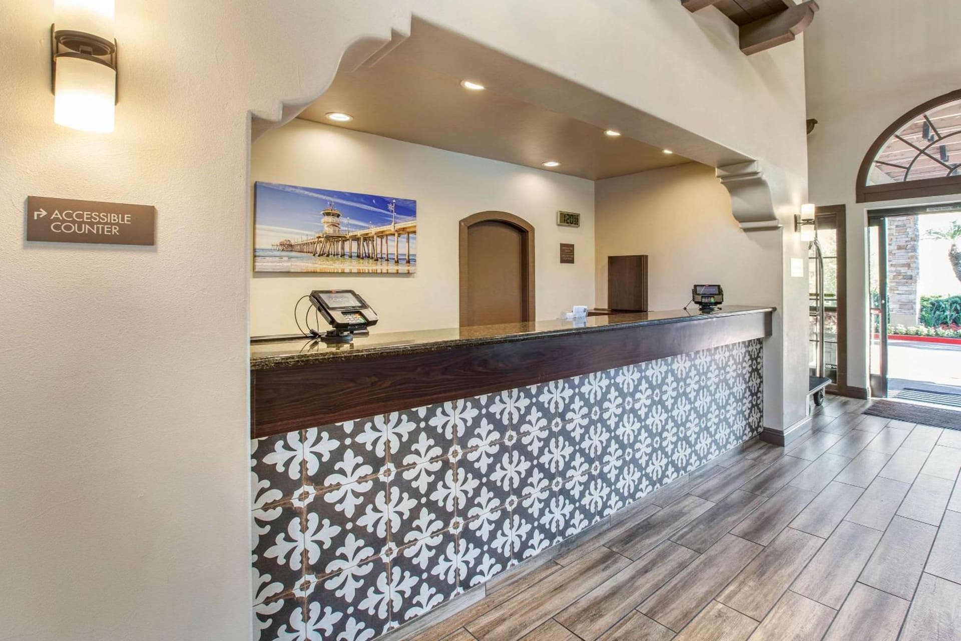 Comfort Inn & Suites Orange County John Wayne Airport property views in Santa Ana, CA — gallery photo 3