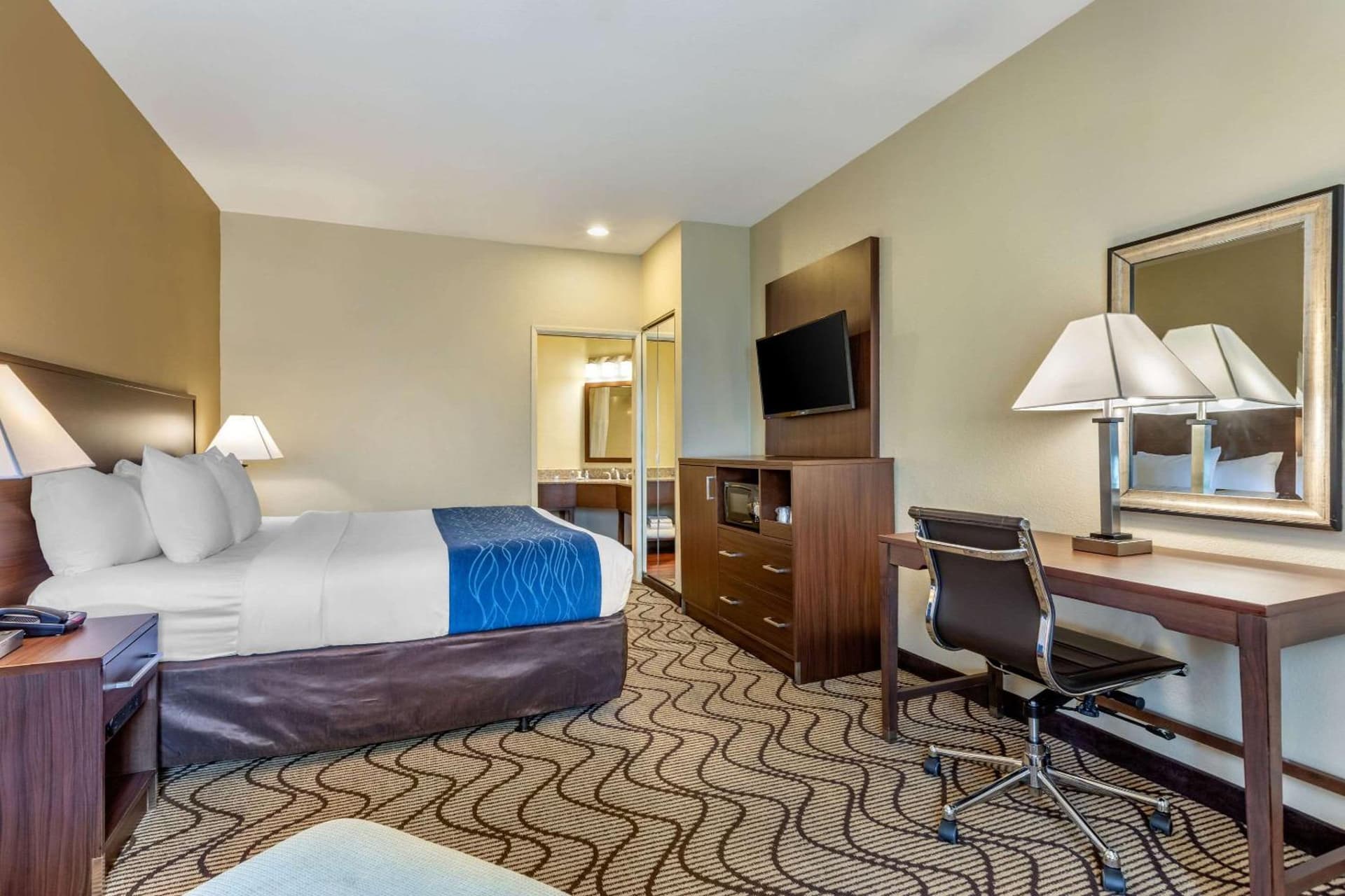 Comfort Inn & Suites Orange County John Wayne Airport gallery photo in Santa Ana, CA — image 43