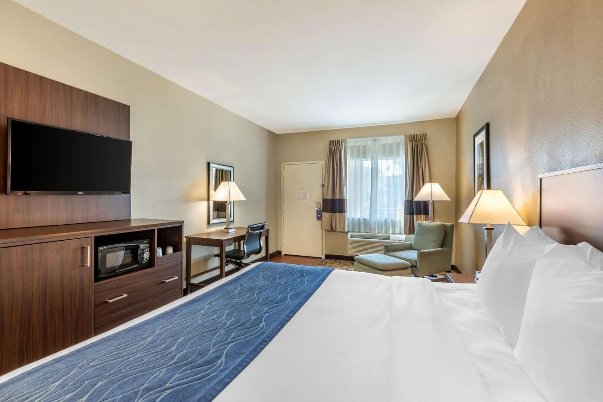 Comfort Inn & Suites Orange County John Wayne Airport property views in Santa Ana, CA — gallery photo 3