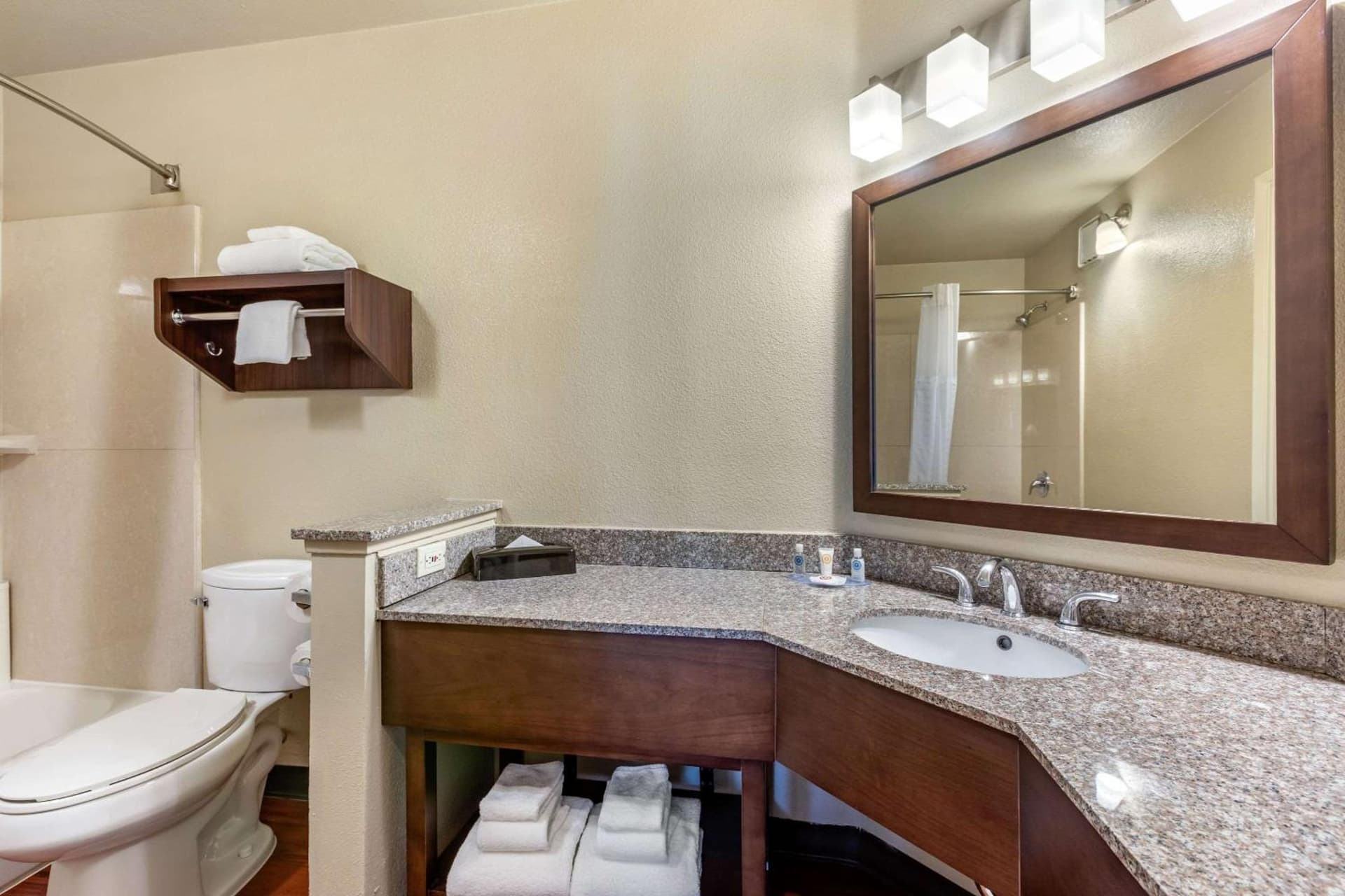 Comfort Inn & Suites Orange County John Wayne Airport gallery photo in Santa Ana, CA — image 39