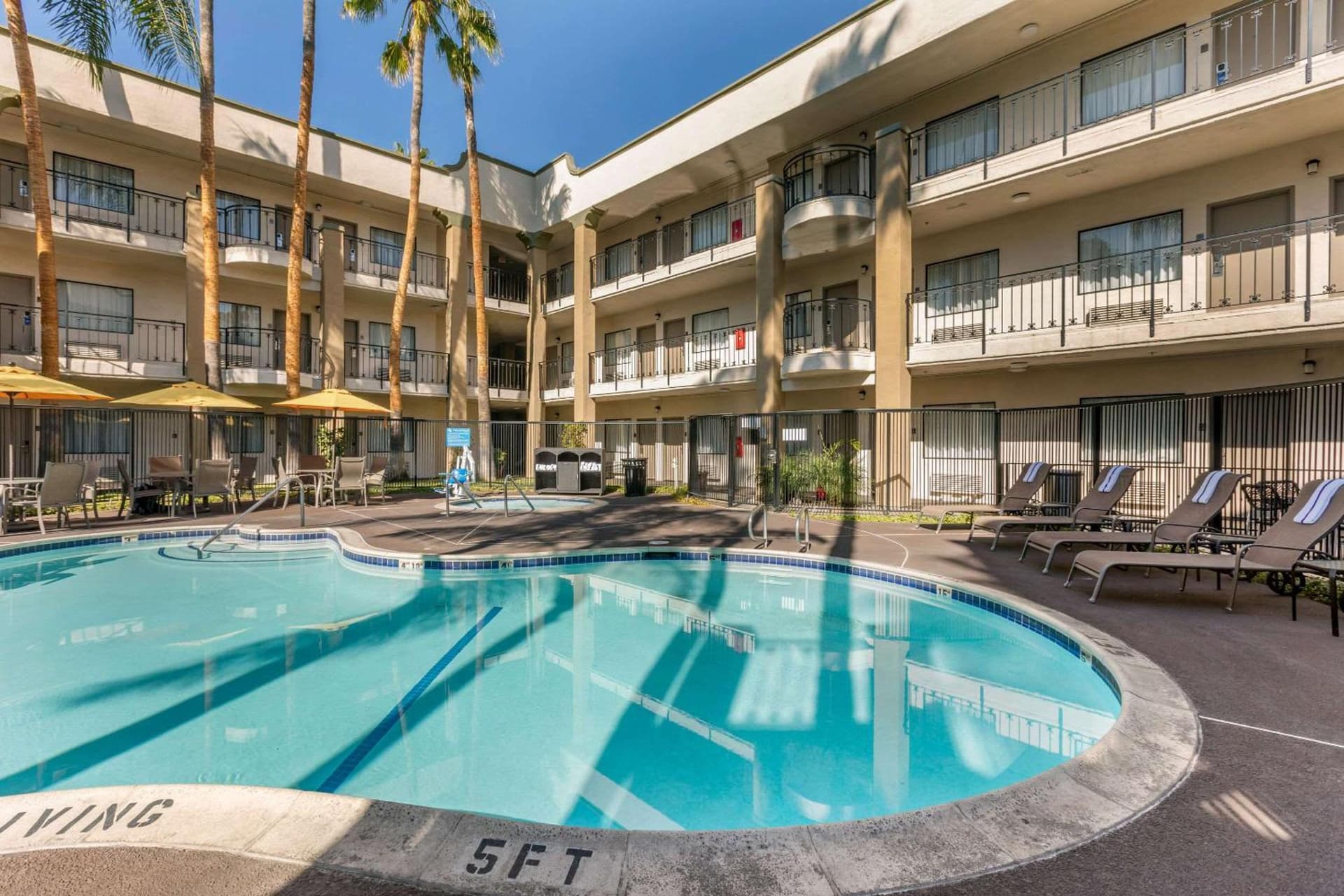 Comfort Inn & Suites Orange County John Wayne Airport gallery photo in Santa Ana, CA — image 44