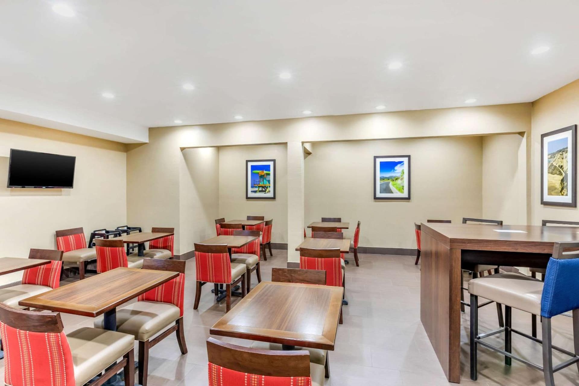 Comfort Inn & Suites Orange County John Wayne Airport gallery photo in Santa Ana, CA — image 27