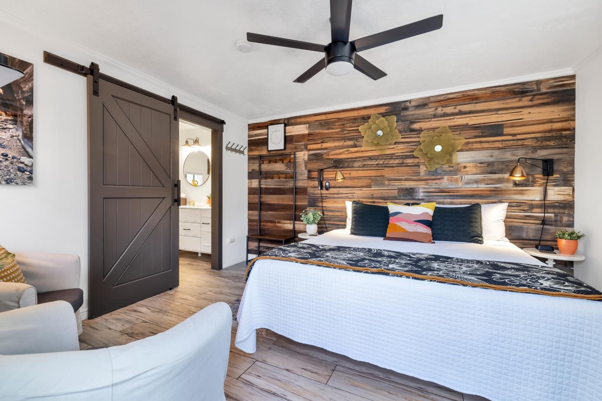 Red Rock Inn Cottages property views in Springdale, UT — gallery photo 3
