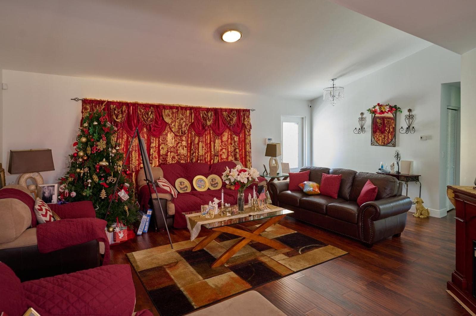 Fabulous Hollywood Living Space property views in Hollywood, FL — gallery photo 3