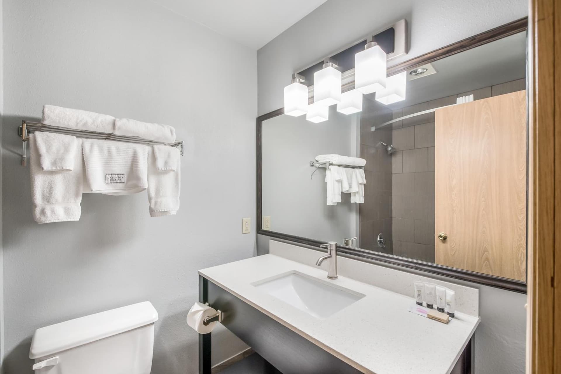 Red Lion Inn & Suites Sequim at Olympic National Park gallery photo in Sequim, WA — image 16