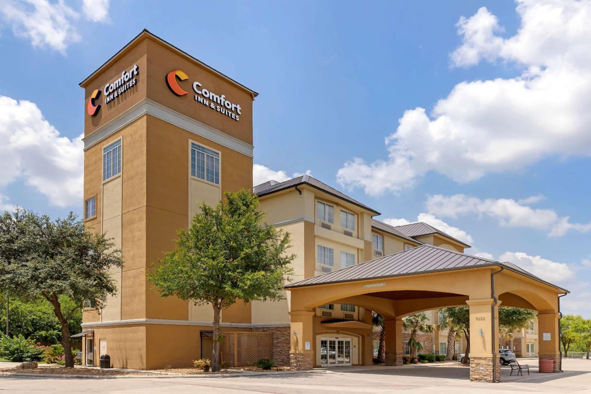Comfort Inn & Suites Near Six Flags & Medical Center property views in San Antonio, TX — gallery photo 3