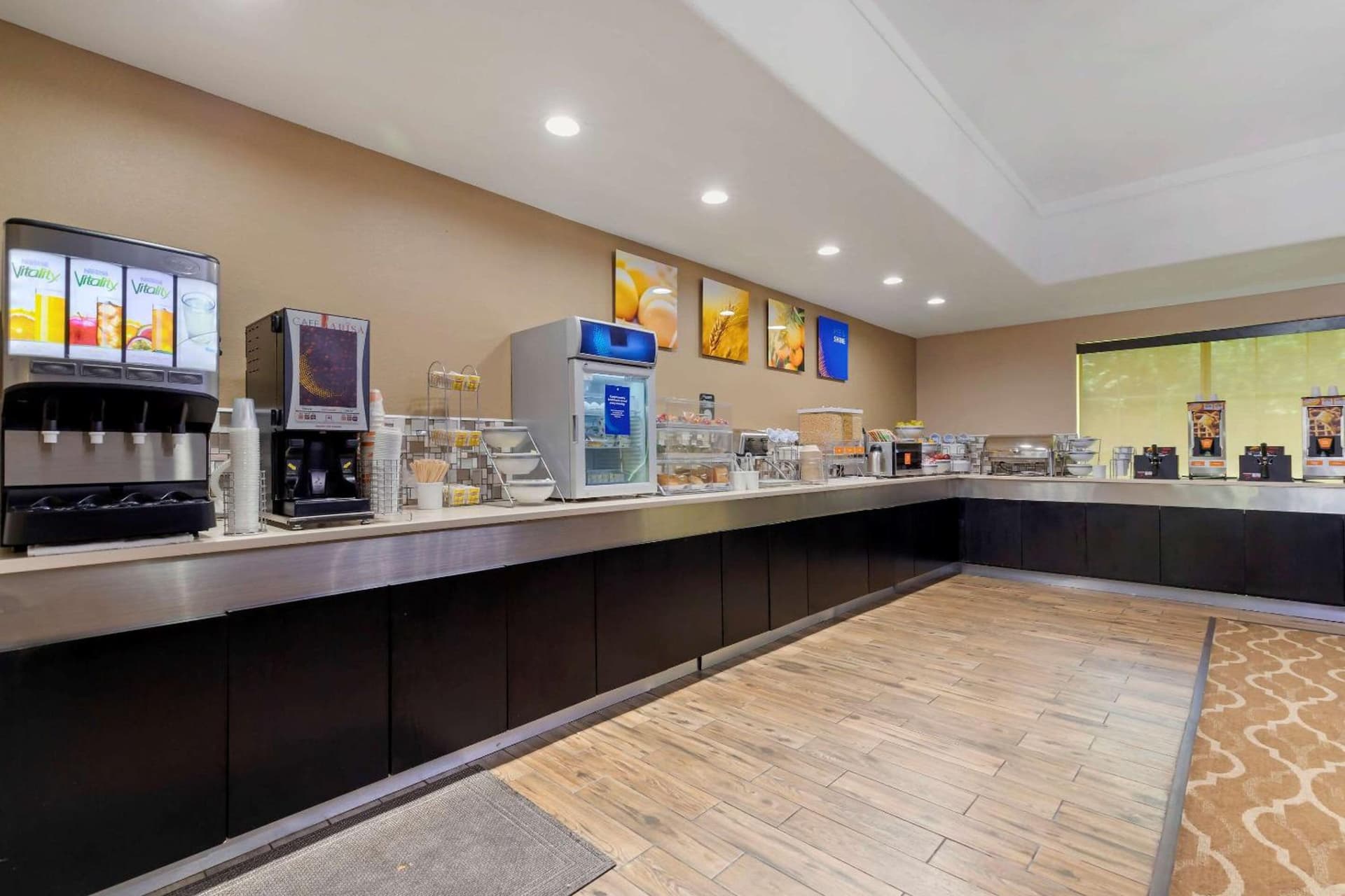 Comfort Inn & Suites Near Six Flags & Medical Center interior in San Antonio, TX — gallery photo 2