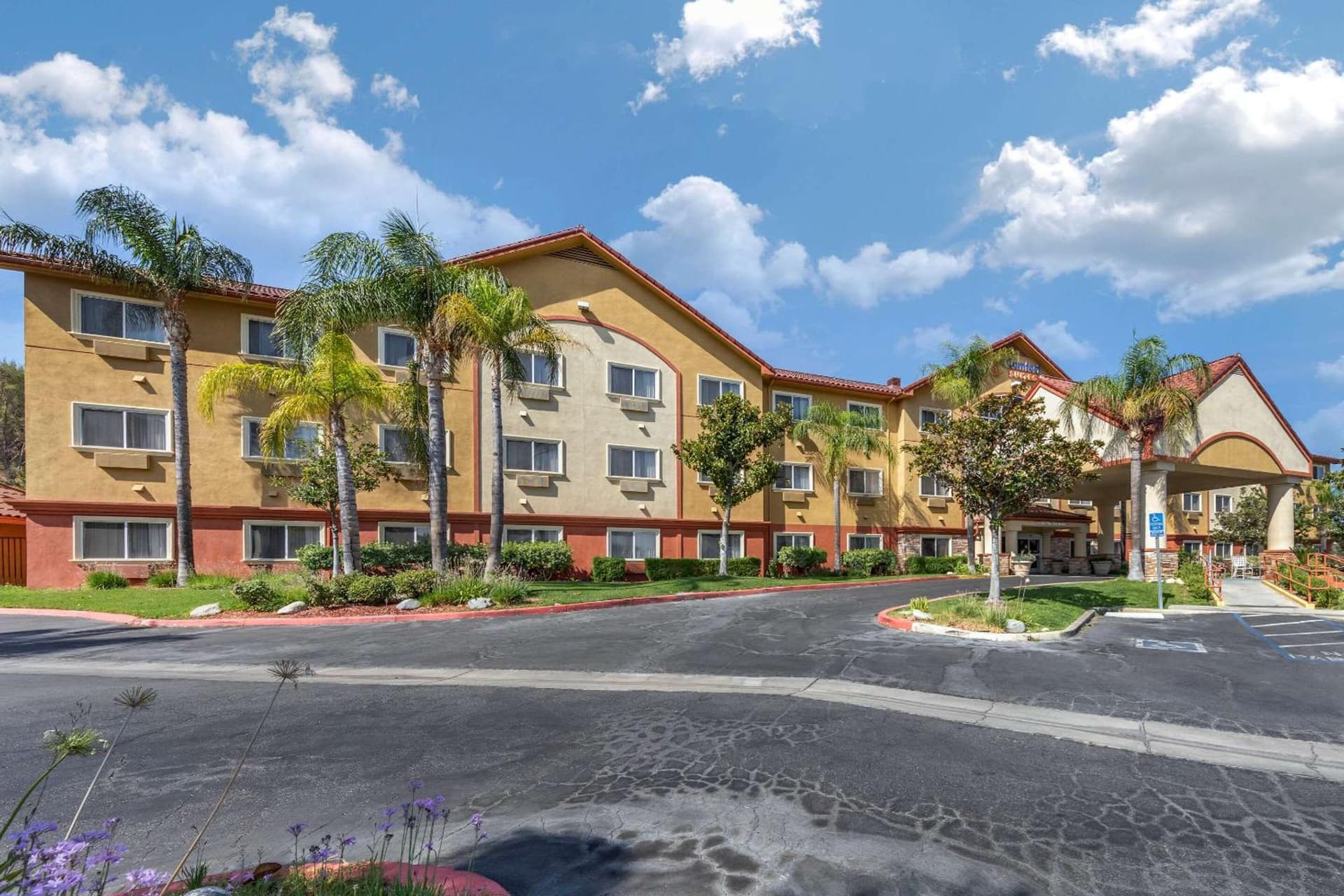 Comfort Suites Near Six Flags Magic Mountain interior in Stevenson Ranch, CA — gallery photo 2
