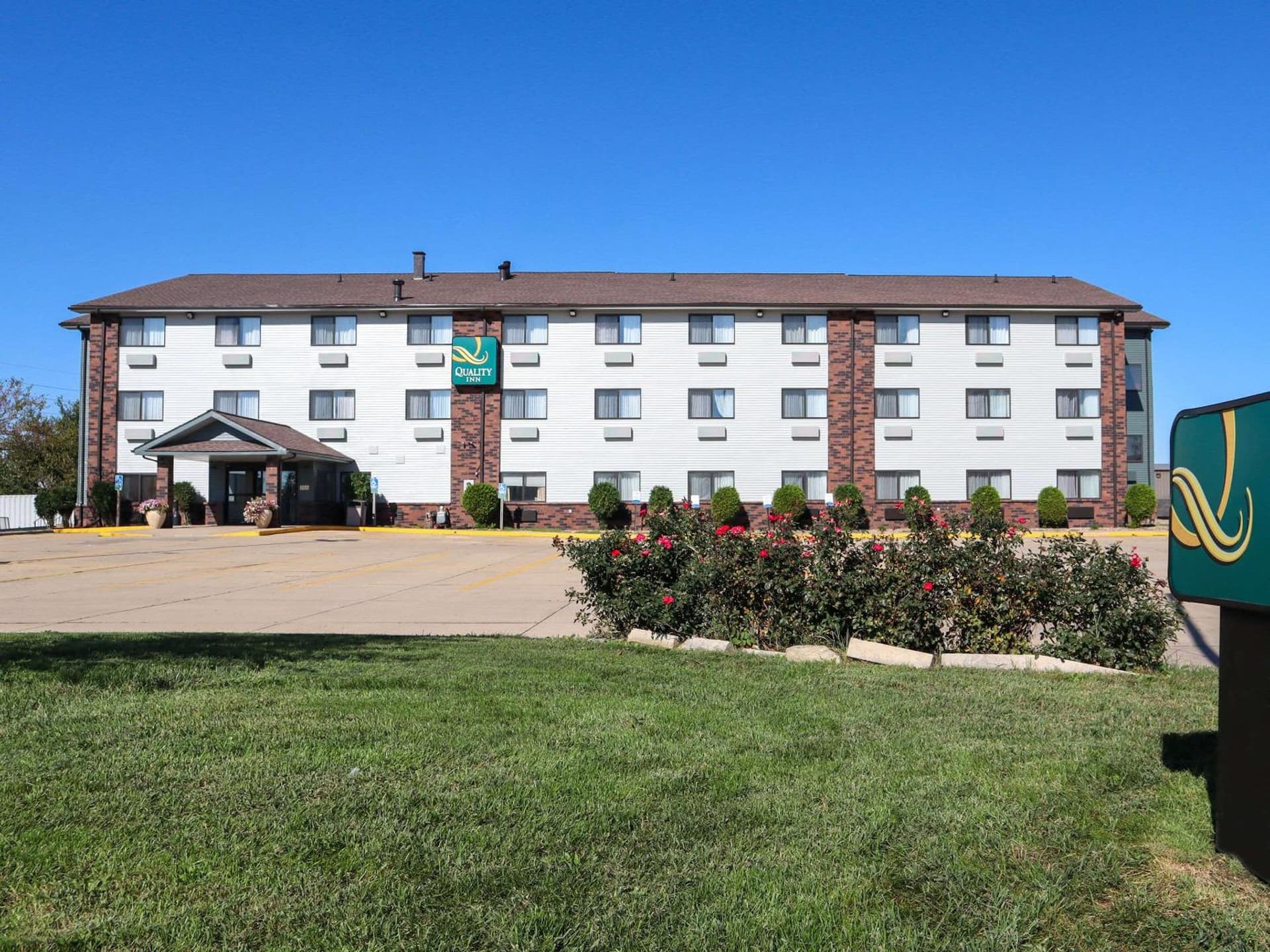 Quality Inn & Suites Bloomington I-55 and I-74 property views in Bloomington, IL — gallery photo 3