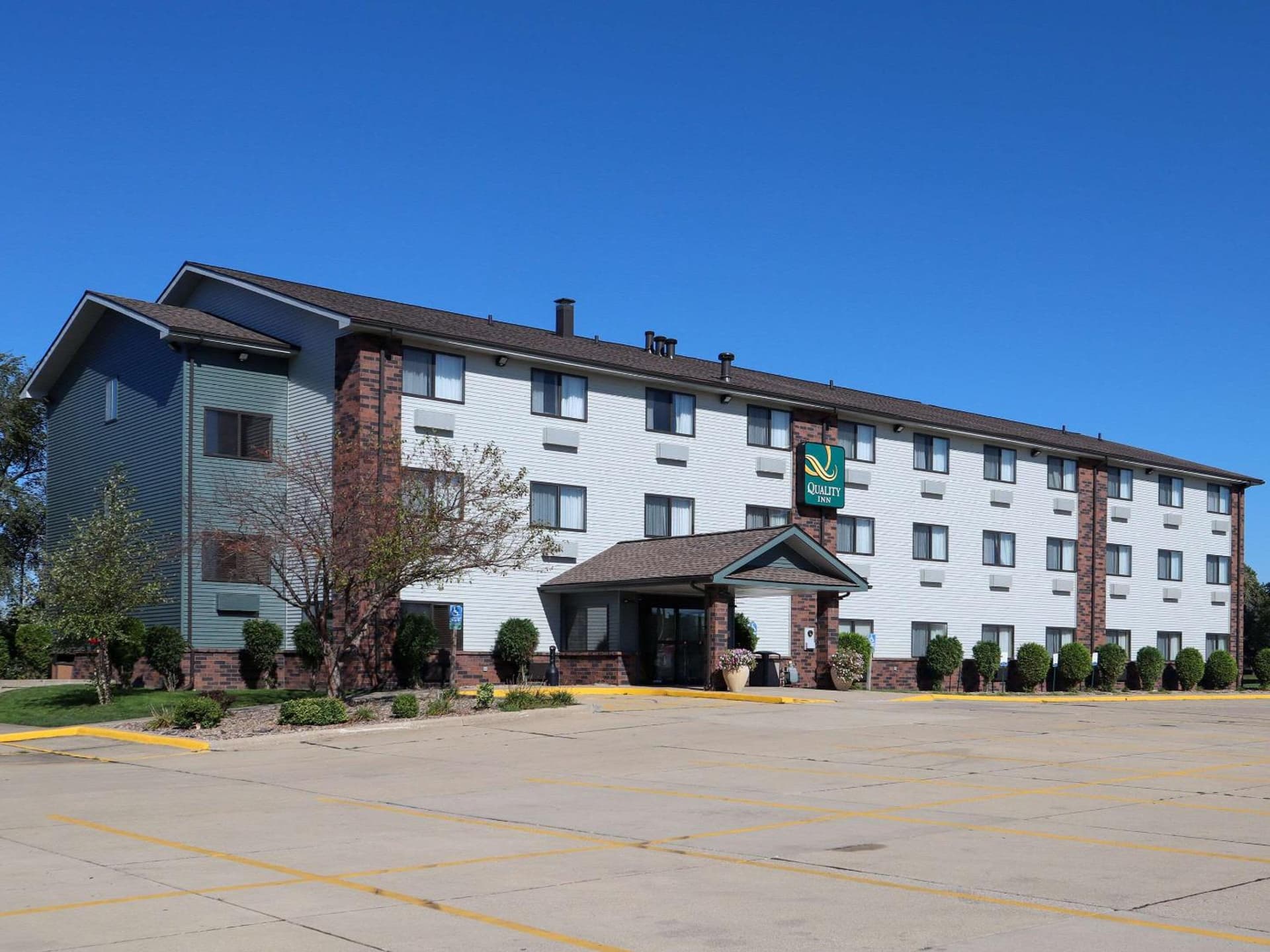 Quality Inn & Suites Bloomington I-55 and I-74 interior in Bloomington, IL — gallery photo 2