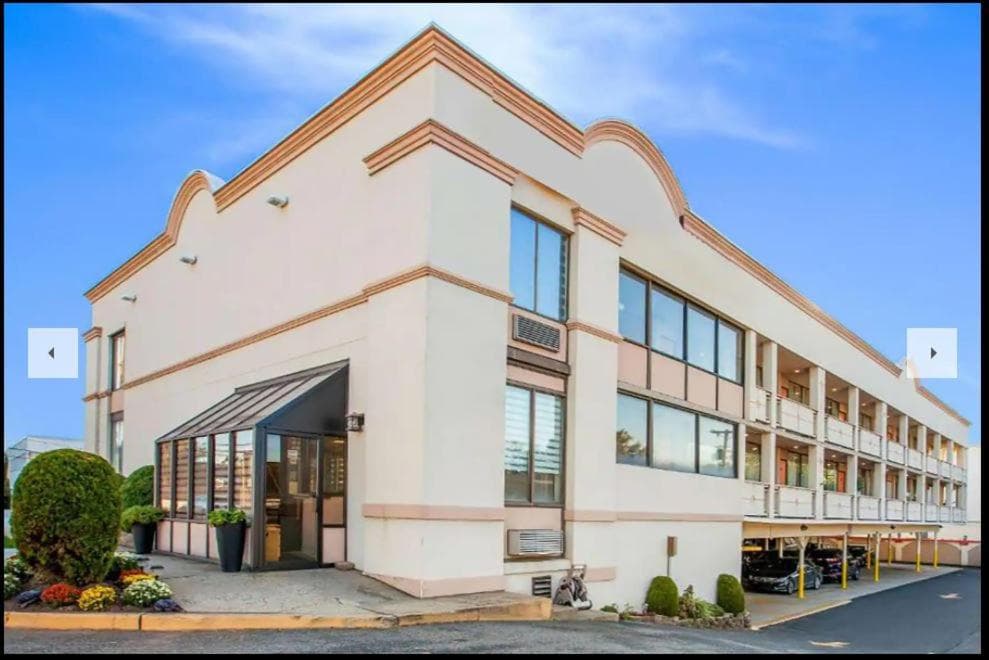 Super 8 by Wyndham Meadowlands interior in Carlstadt, NJ — gallery photo 2
