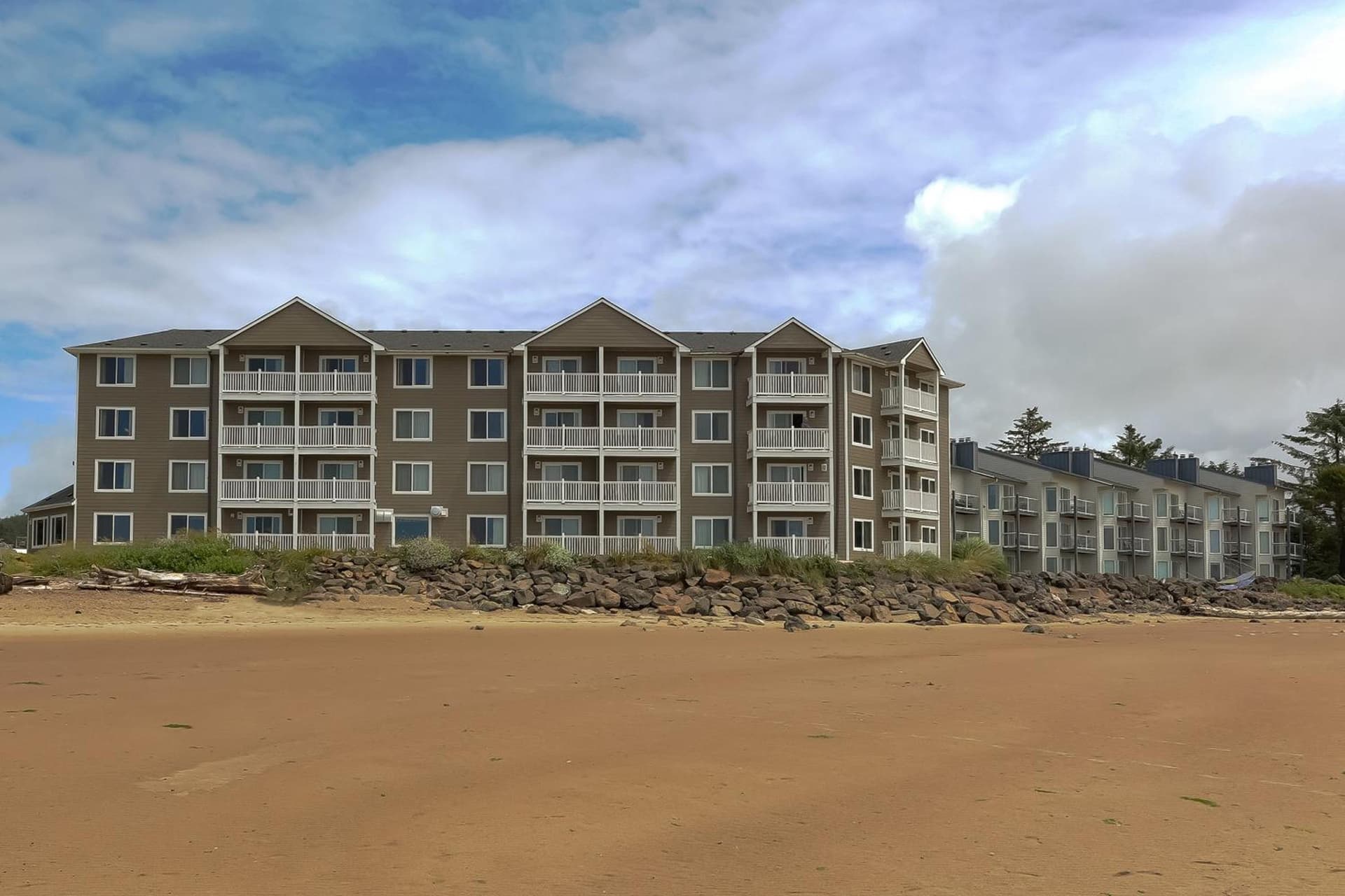 Siletz Bay Beachfront Hotel by OYO Lincoln City property views in Lincoln City, OR — gallery photo 3
