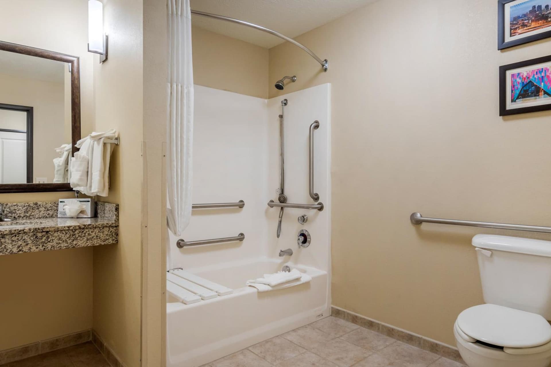 Comfort Suites Speedway - Kansas City gallery photo in Kansas City, KS — image 4