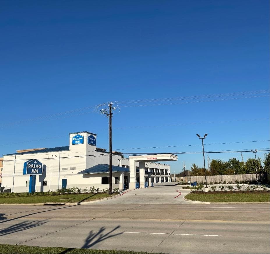Palace Inn Blue - Garth Rd property views in Baytown, TX — gallery photo 3