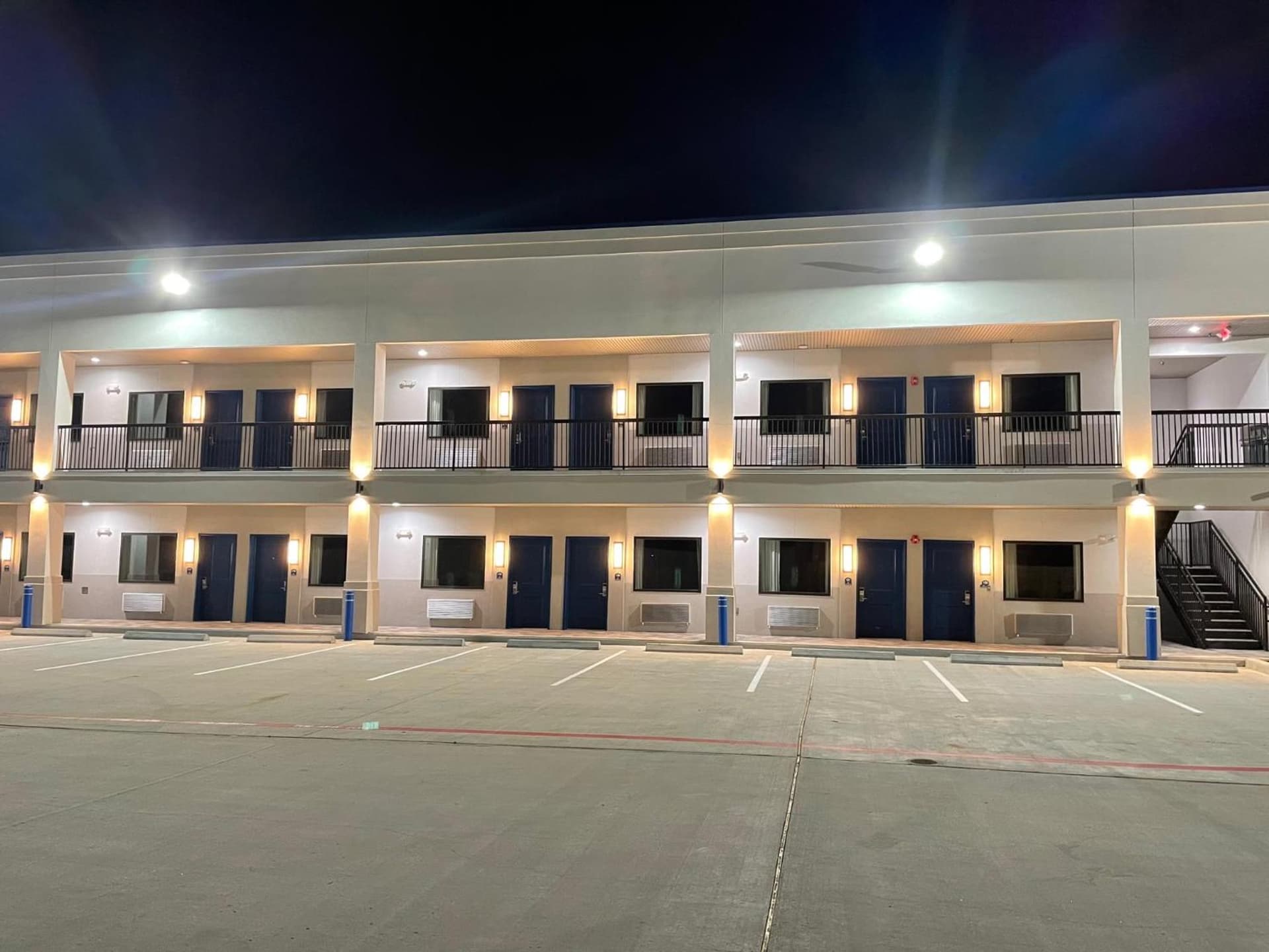 Palace Inn Blue - Garth Rd property views in Baytown, TX — gallery photo 3