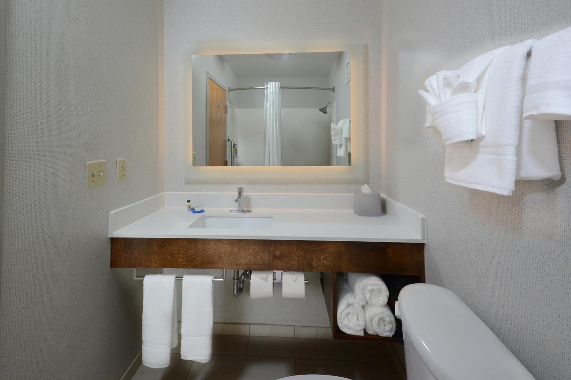 Holiday Inn Express Danville by IHG interior in Danville, VA — gallery photo 2