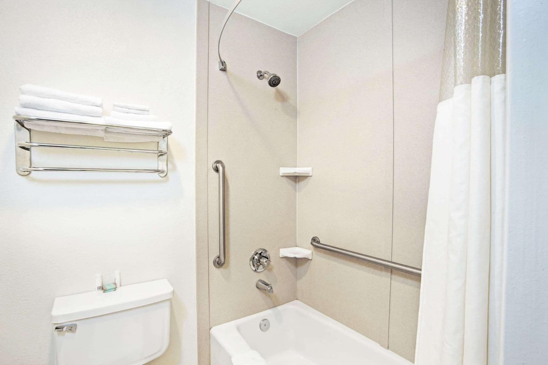Travelodge by Wyndham Banning Casino and Outlet Mall property views in Banning, CA — gallery photo 3