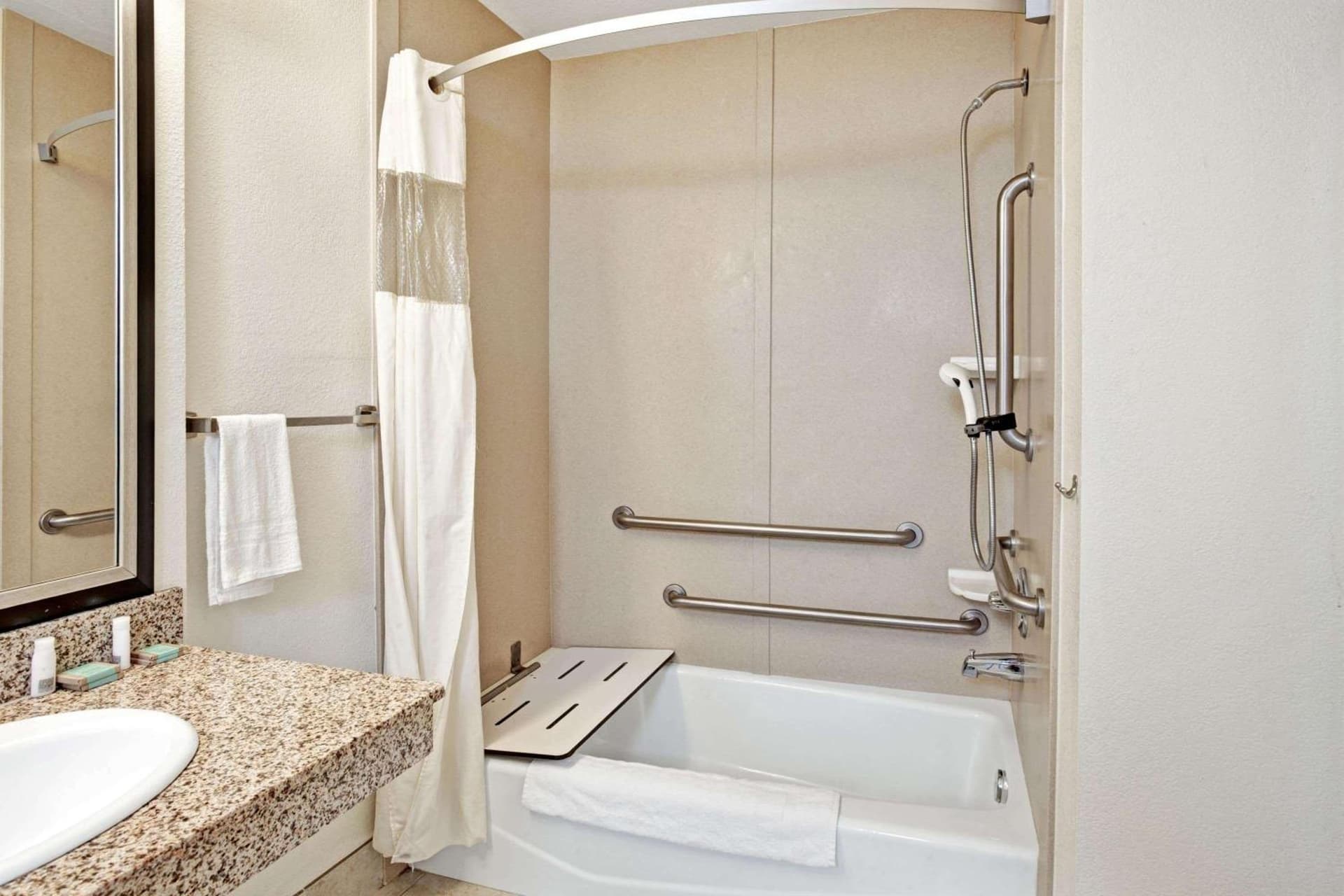 Travelodge by Wyndham Banning Casino and Outlet Mall interior in Banning, CA — gallery photo 2