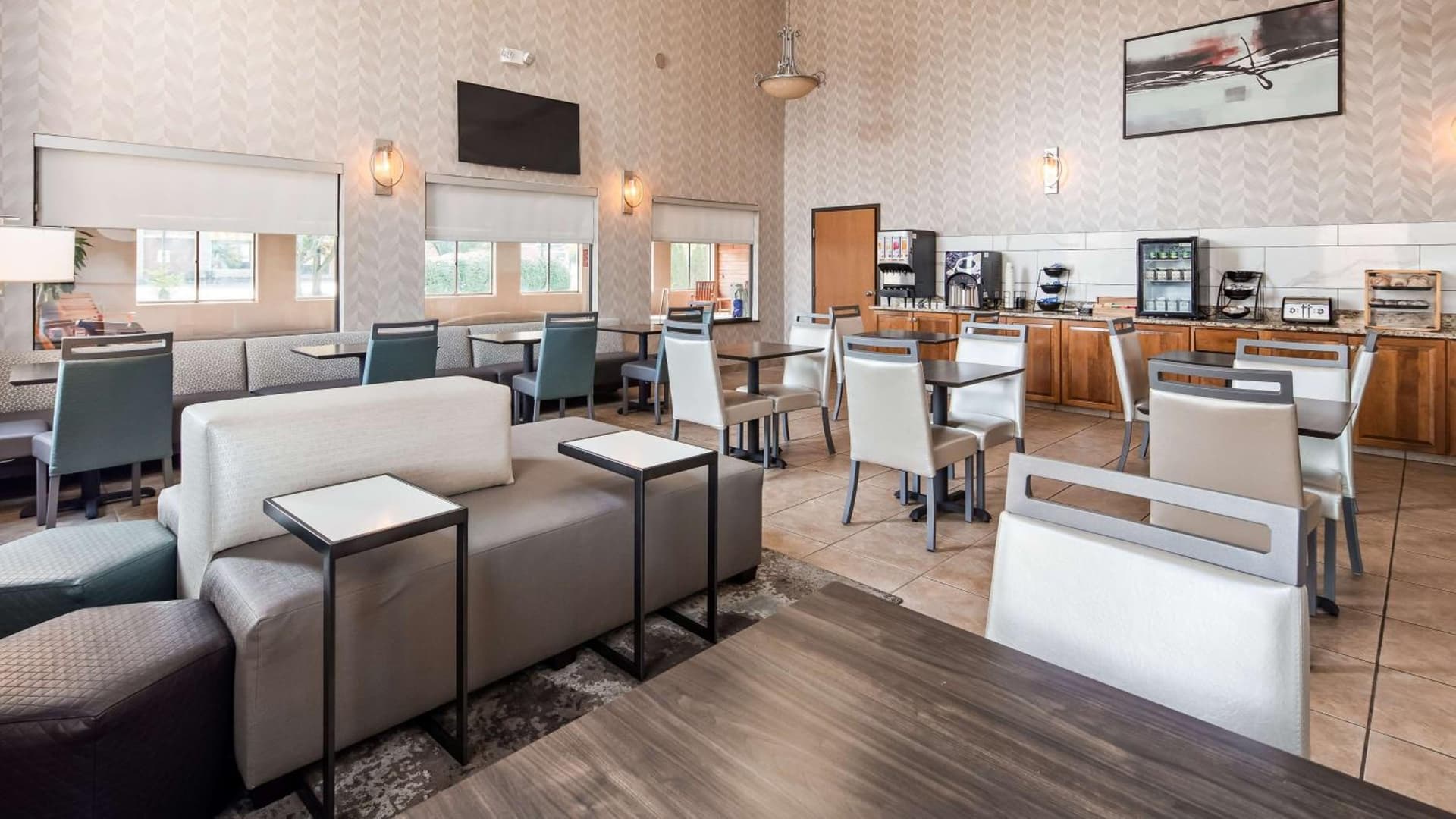 Best Western Plus North Canton Inn & Suites interior in North Canton, OH — gallery photo 2