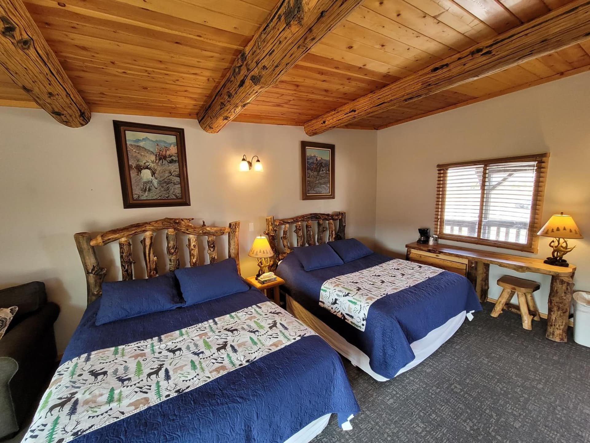 Yellowstone Valley Inn interior in Wapiti, WY — gallery photo 2