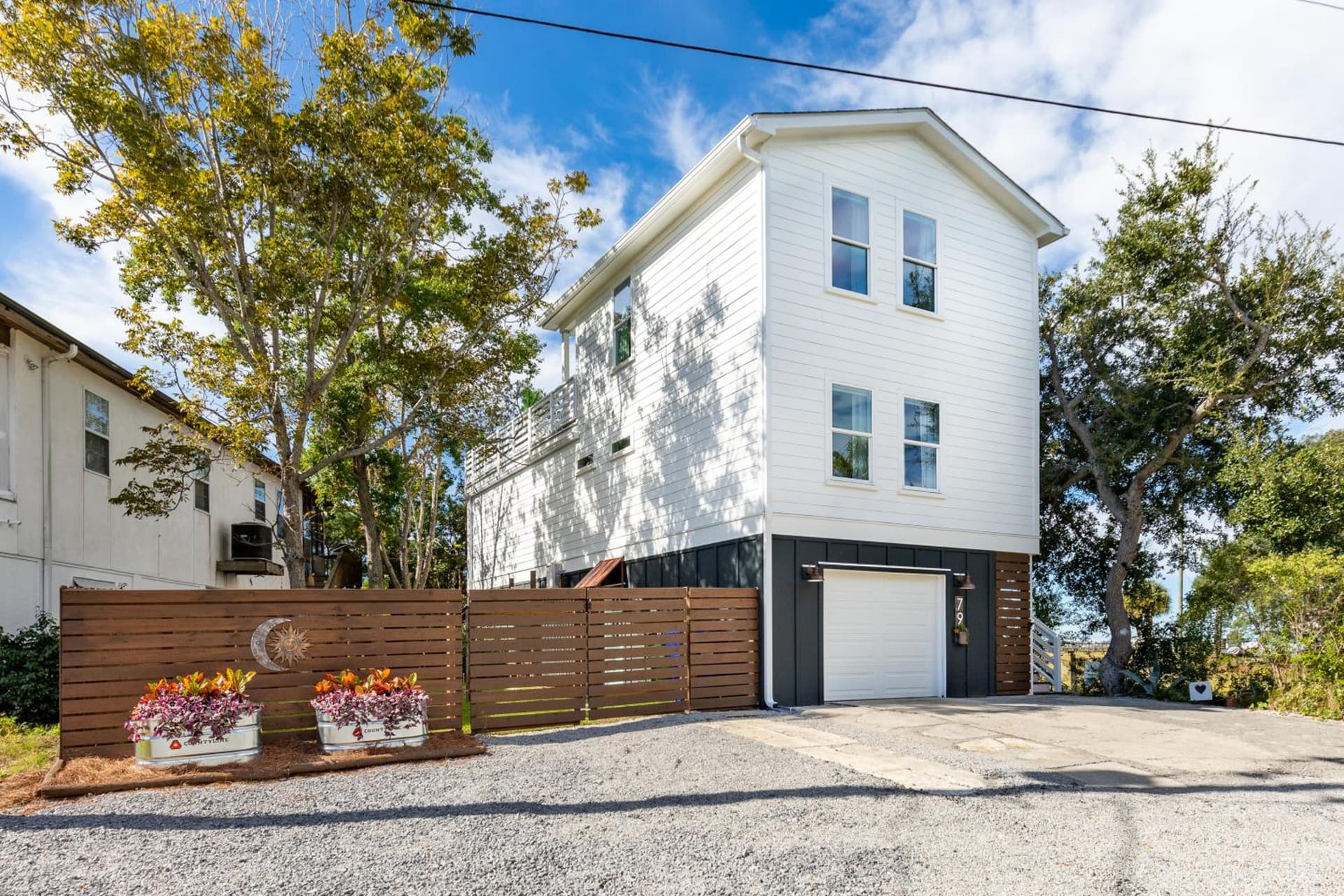 79 Sandbar Ln - Folly in Love - Renovated Private Home - Sunset Views — hotel in Folly Beach, South Carolina