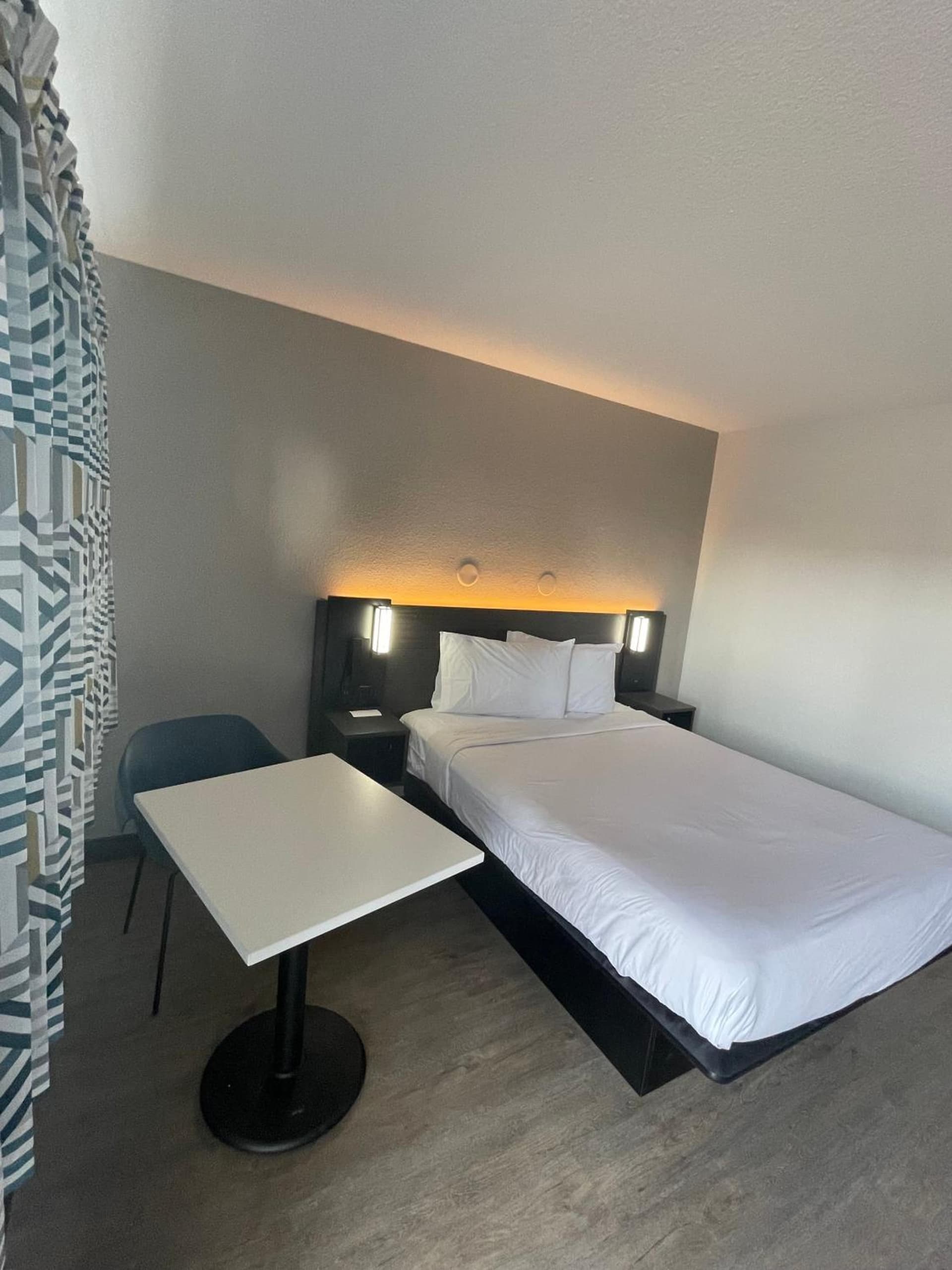 Motel 6-Bakersfield, CA - South gallery photo in Bakersfield, CA — image 69