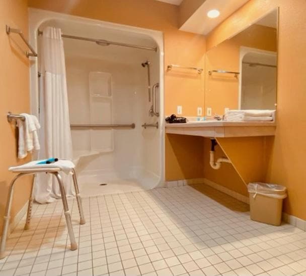 Rosewood Inn & Suites interior in Roseburg, OR — gallery photo 2