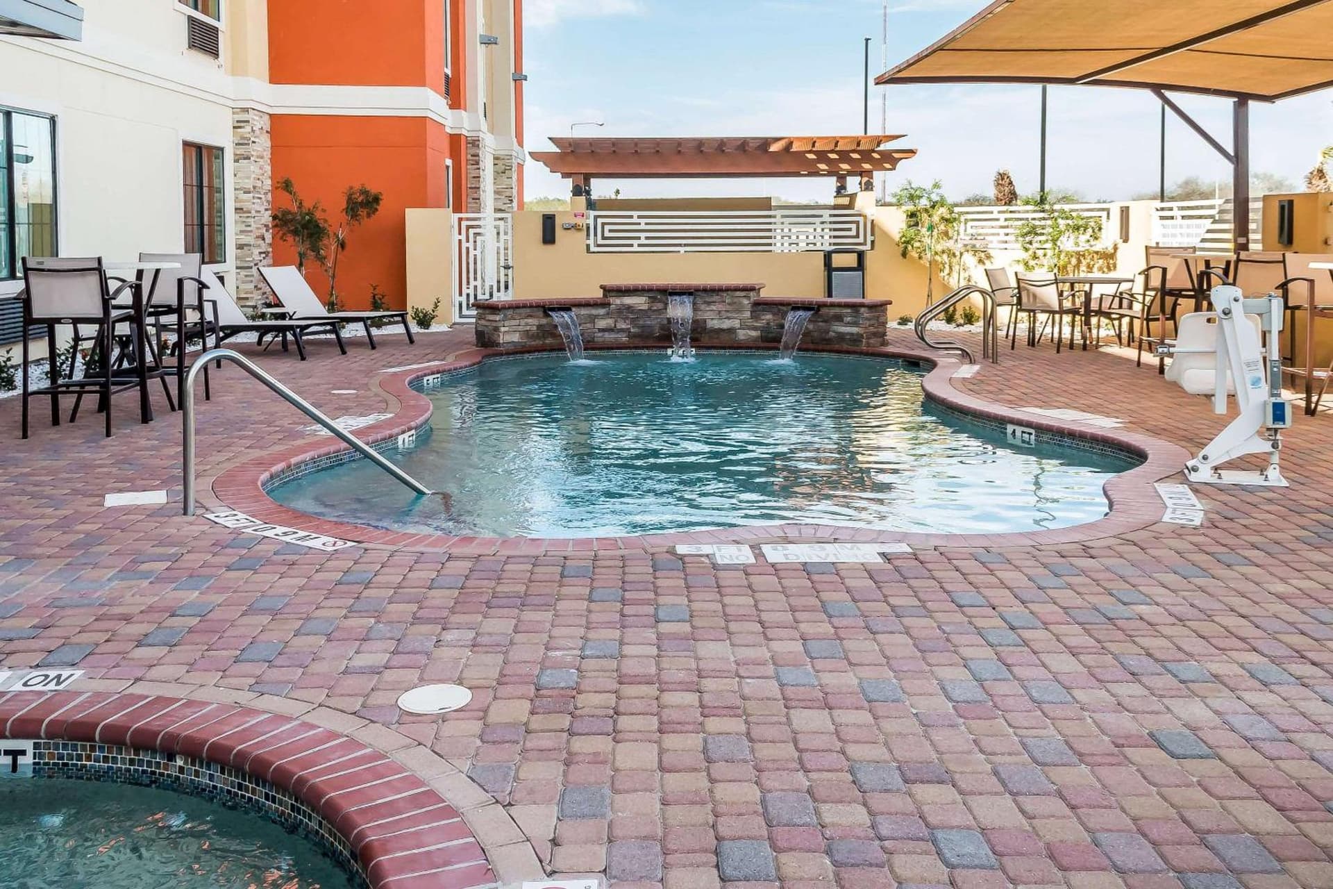 MainStay Suites Edinburg South gallery photo in Edinburg, TX — image 35