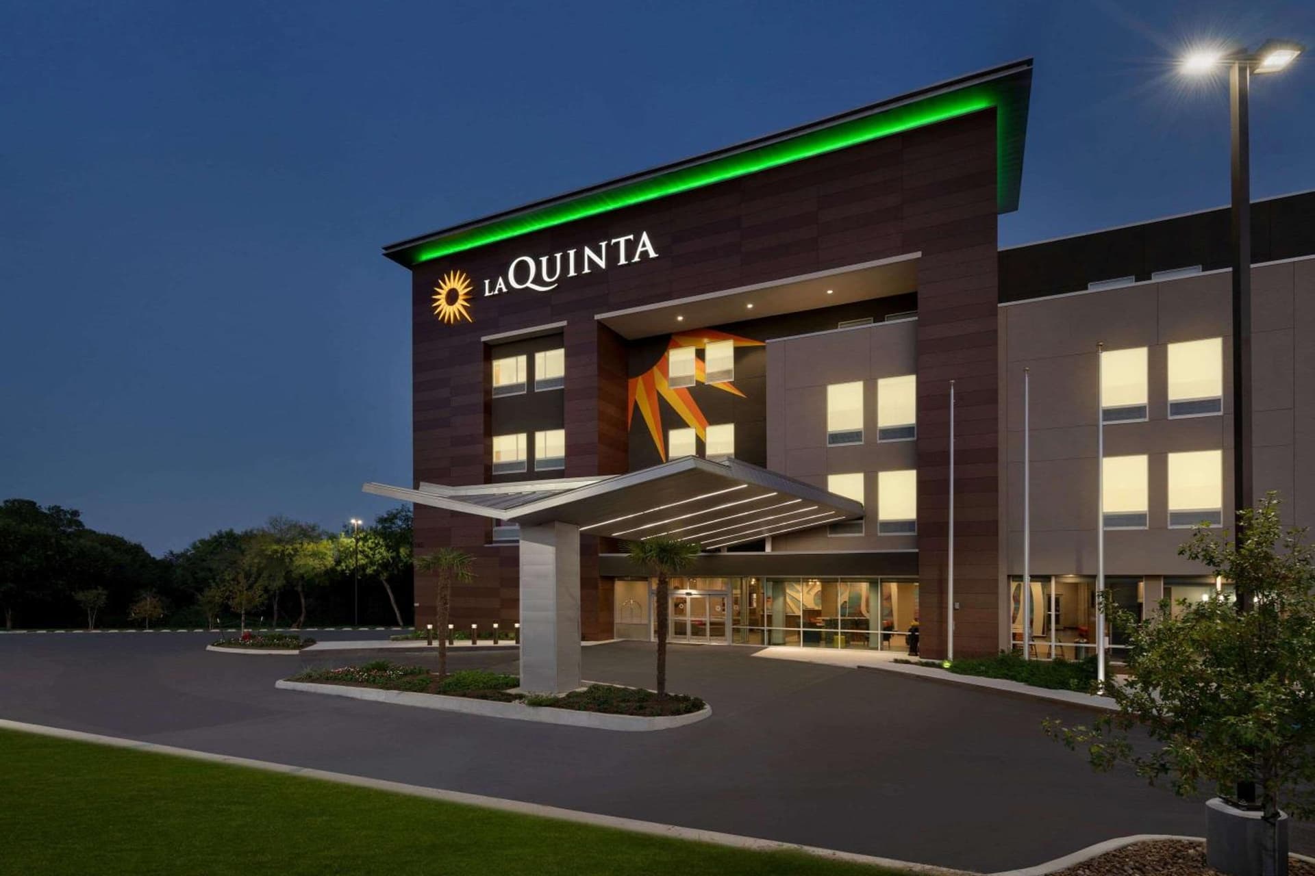 La Quinta Inn & Suites by Wyndham San Antonio Seaworld LAFB interior in San Antonio, TX — gallery photo 2