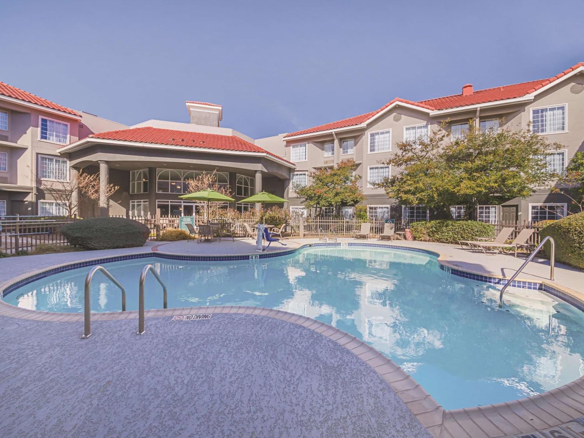 La Quinta Inn & Suites by Wyndham Austin Near The Domain interior in Austin, TX — gallery photo 2