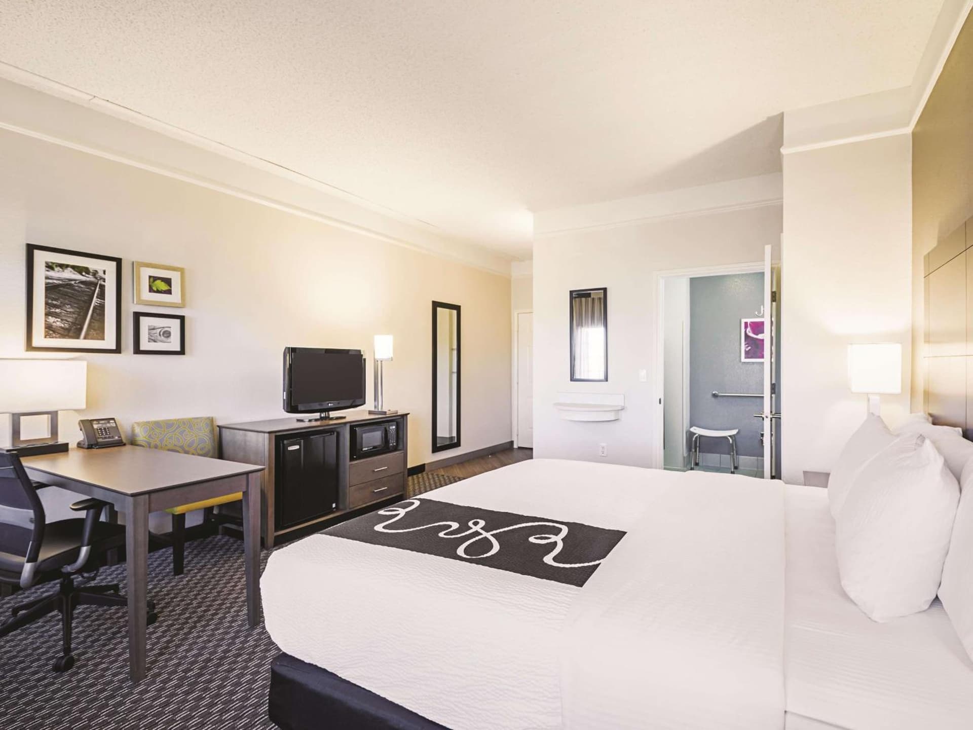 La Quinta Inn & Suites by Wyndham Austin Near The Domain interior in Austin, TX — gallery photo 2