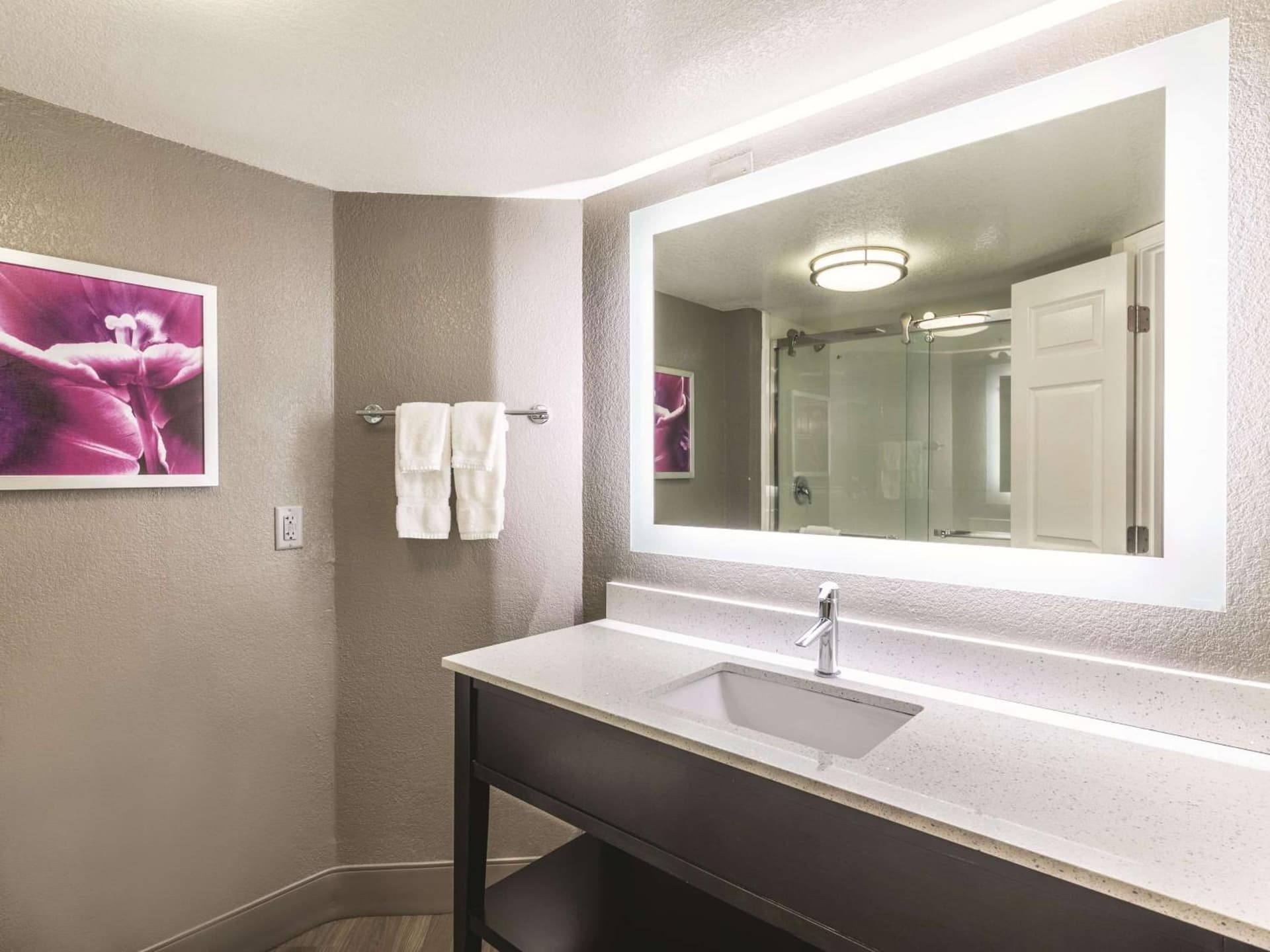 La Quinta Inn & Suites by Wyndham Austin Near The Domain gallery photo in Austin, TX — image 17