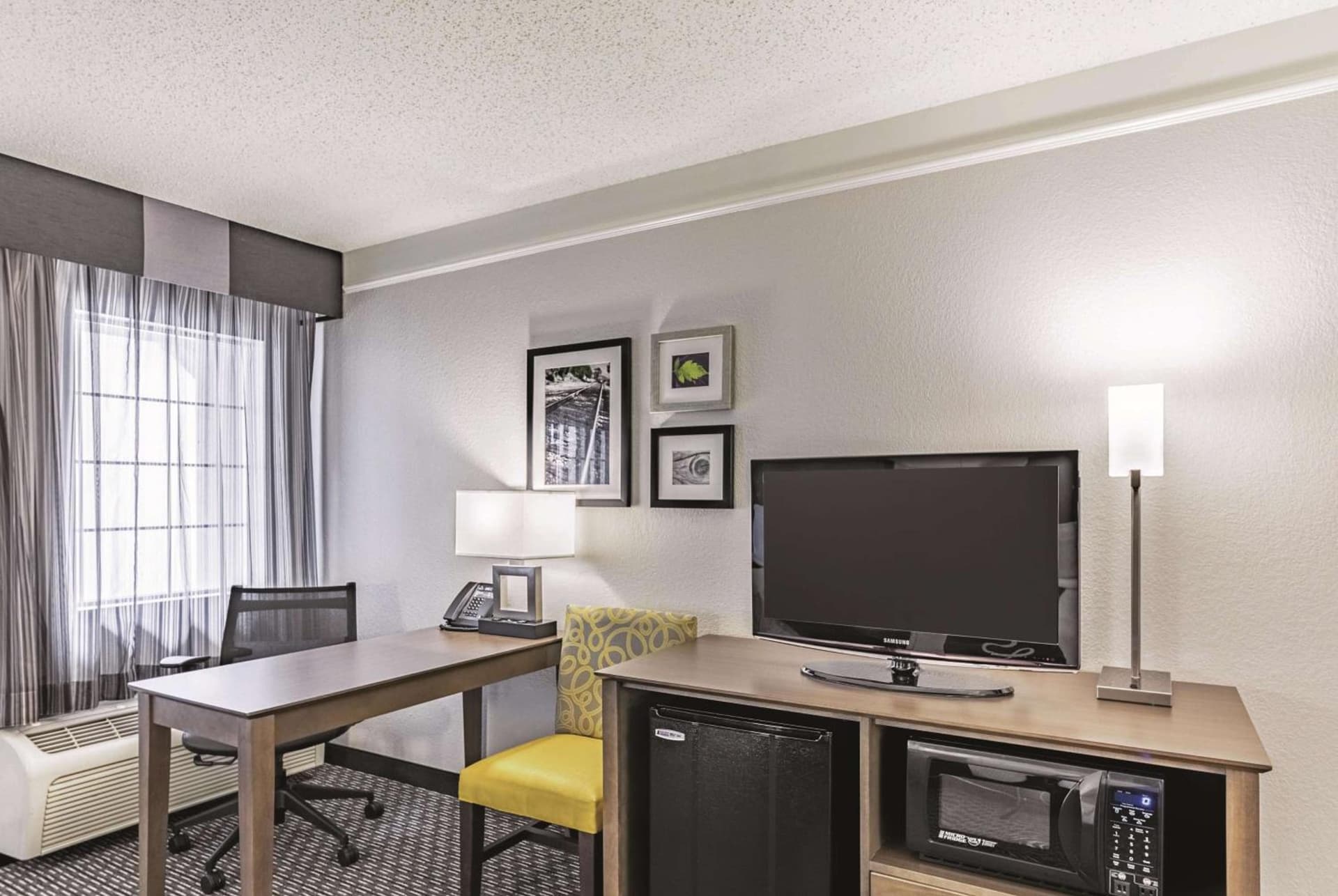 La Quinta Inn & Suites by Wyndham Austin Near The Domain gallery photo in Austin, TX — image 7