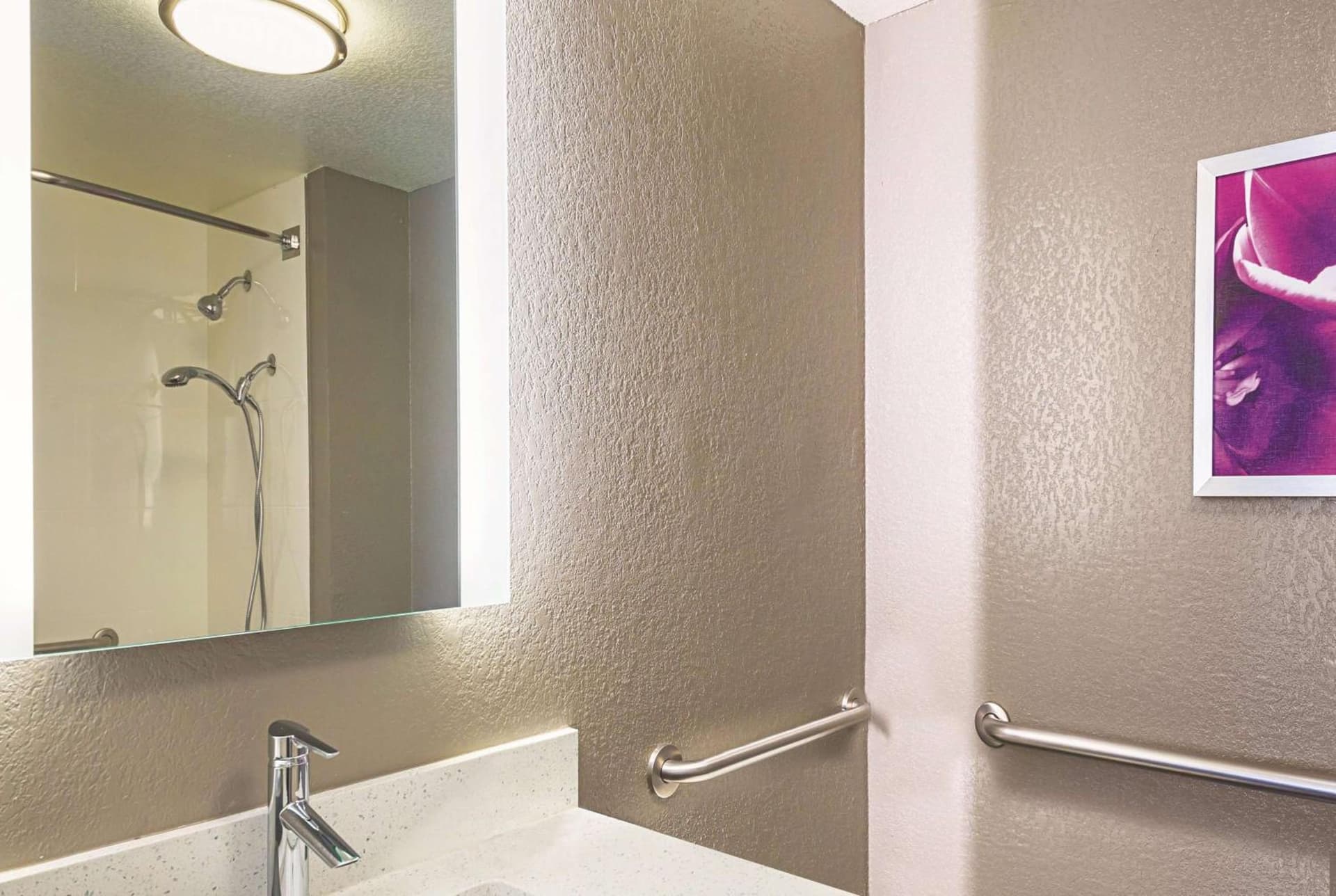 La Quinta Inn & Suites by Wyndham Austin Near The Domain gallery photo in Austin, TX — image 10