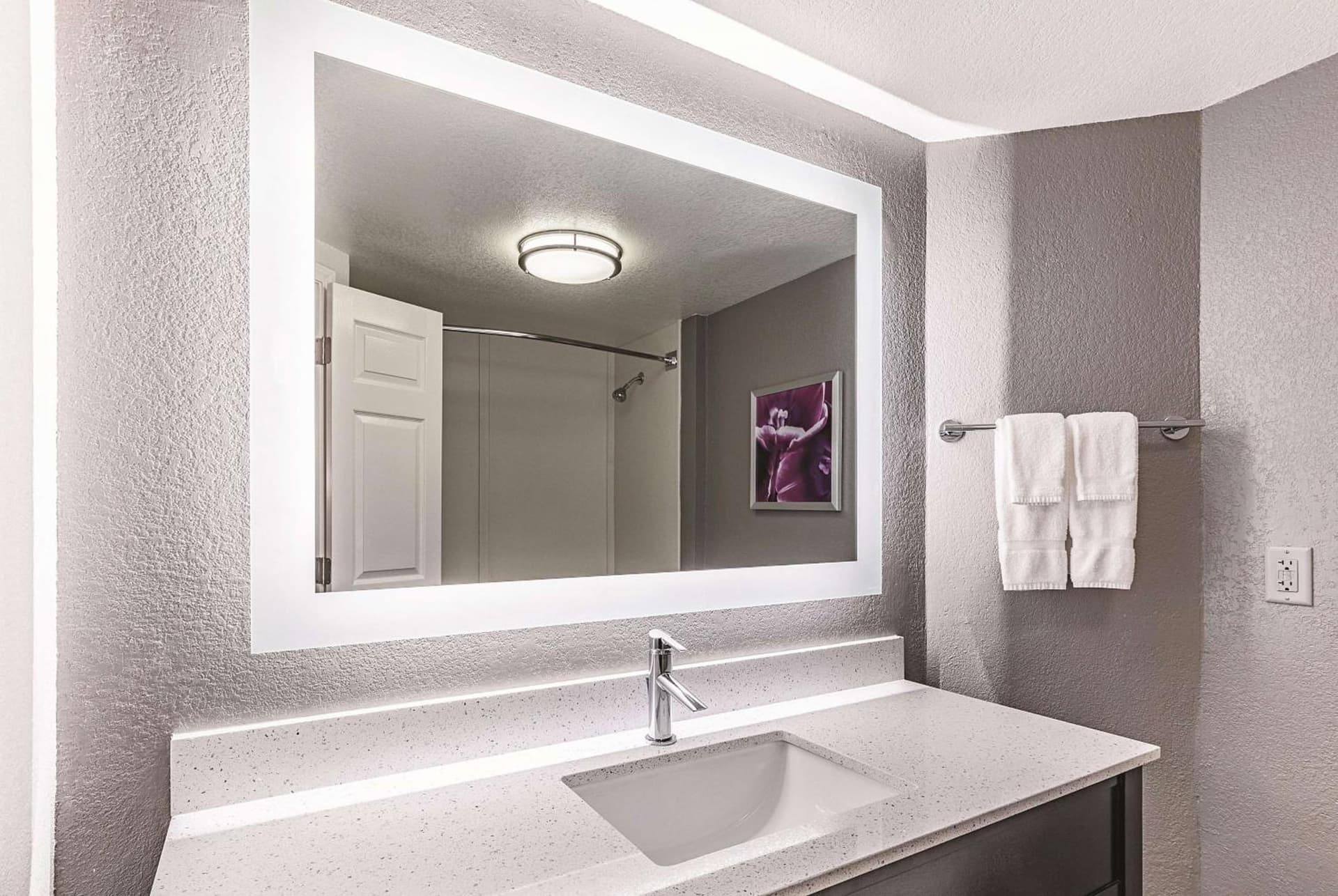 La Quinta Inn & Suites by Wyndham Austin Near The Domain gallery photo in Austin, TX — image 38