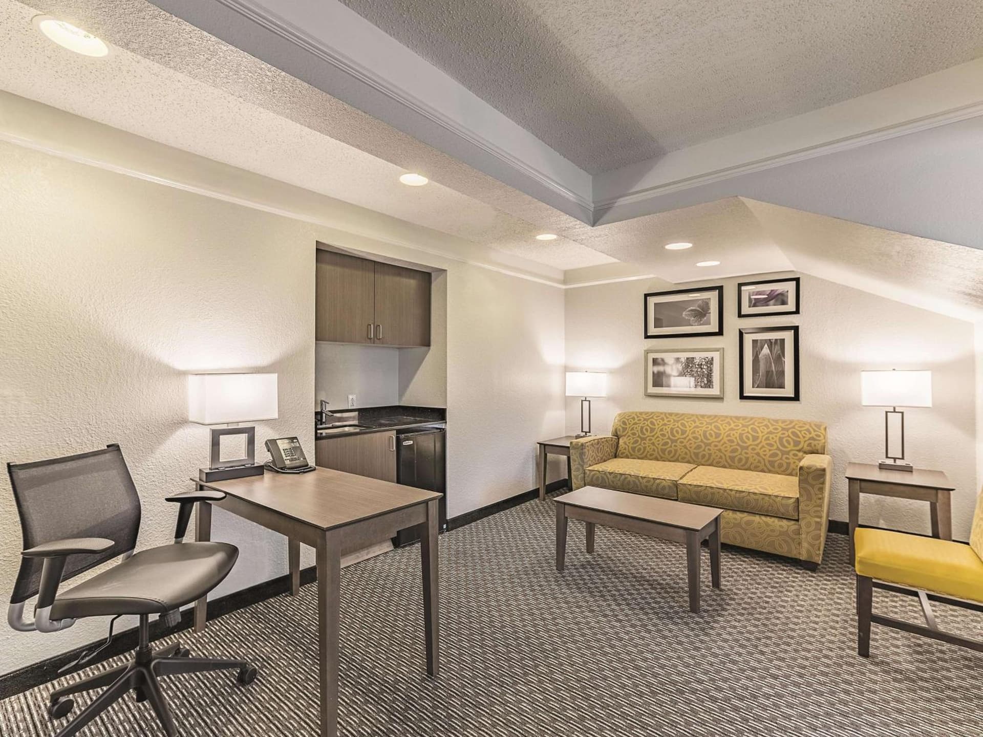 La Quinta Inn & Suites by Wyndham Austin Near The Domain gallery photo in Austin, TX — image 28