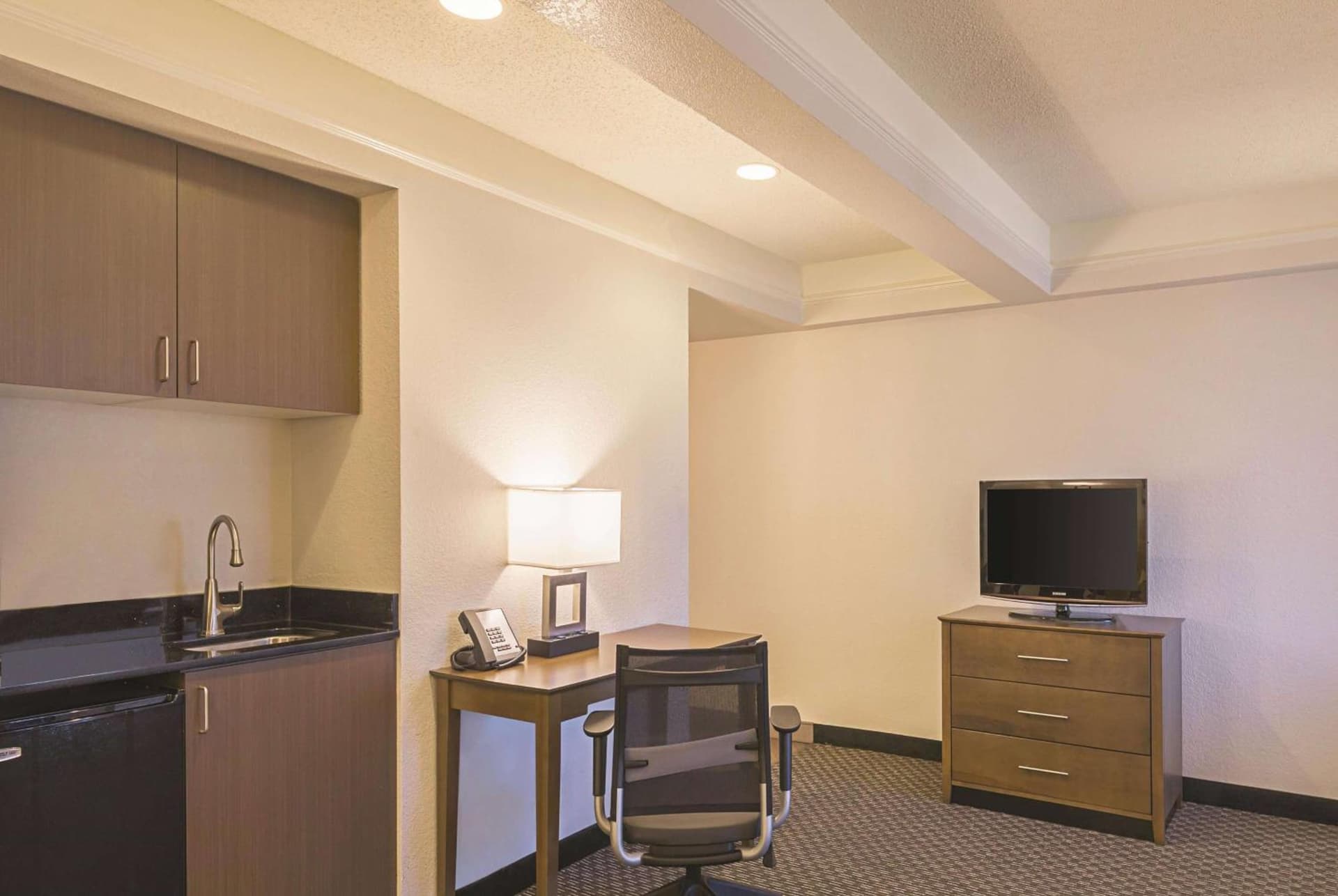 La Quinta Inn & Suites by Wyndham Austin Near The Domain gallery photo in Austin, TX — image 25