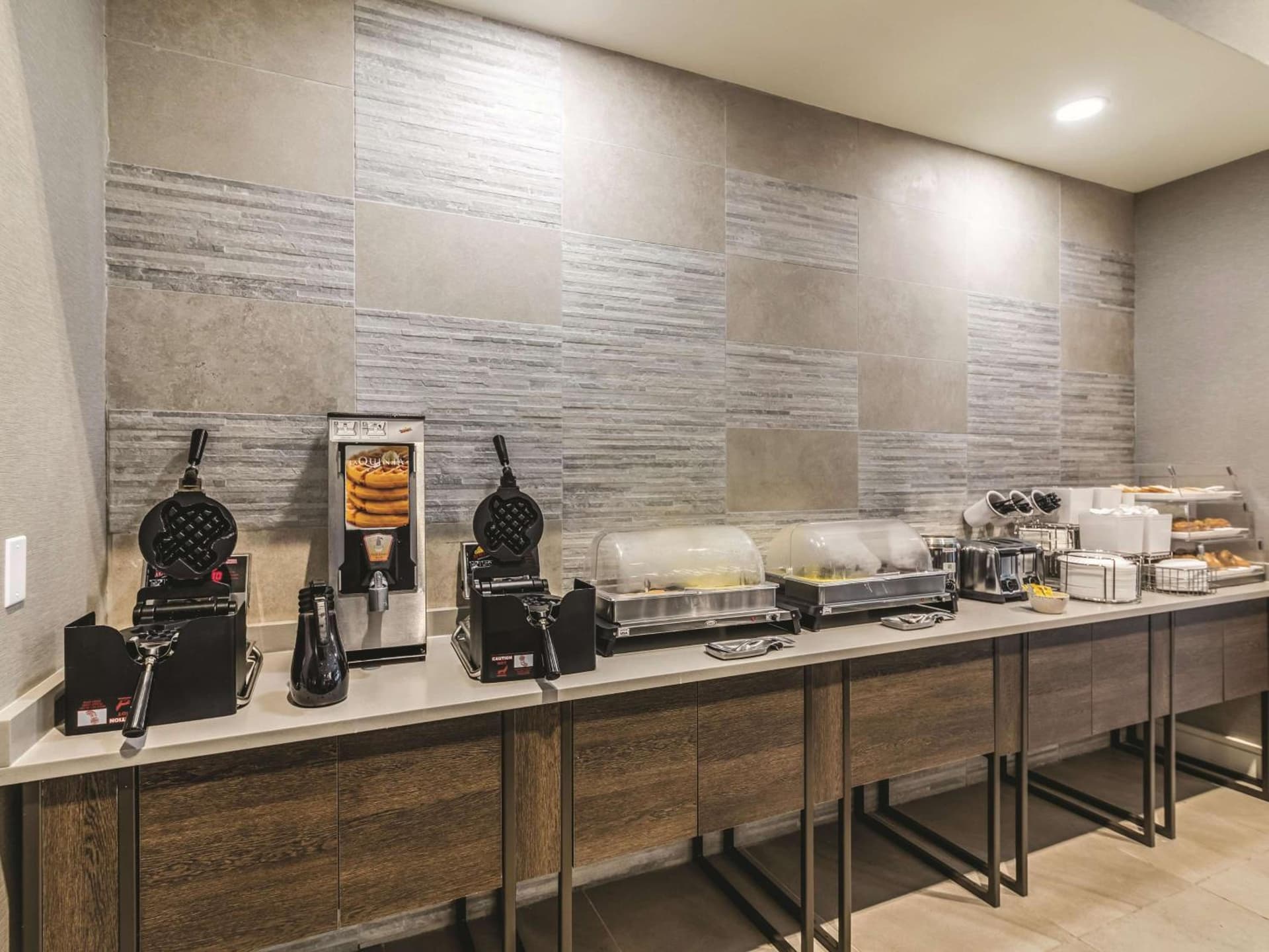 La Quinta Inn & Suites by Wyndham Austin Near The Domain gallery photo in Austin, TX — image 6