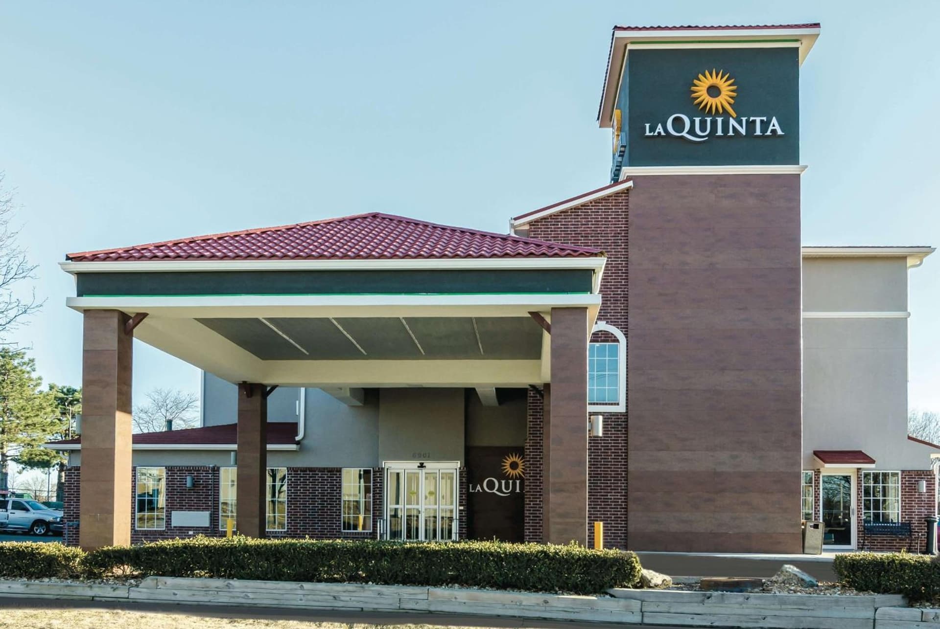 La Quinta by Wyndham Kansas City Airport interior in Kansas City, KS — gallery photo 2