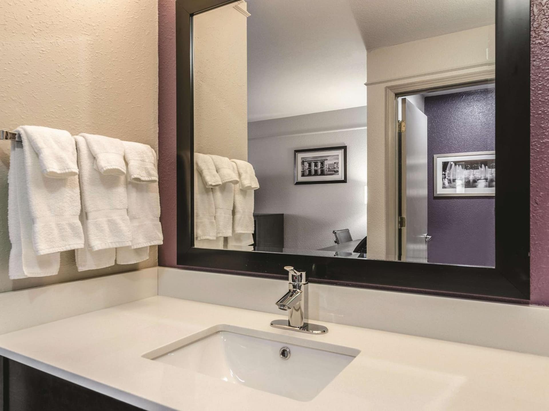 La Quinta by Wyndham Kansas City Airport gallery photo in Kansas City, KS — image 41