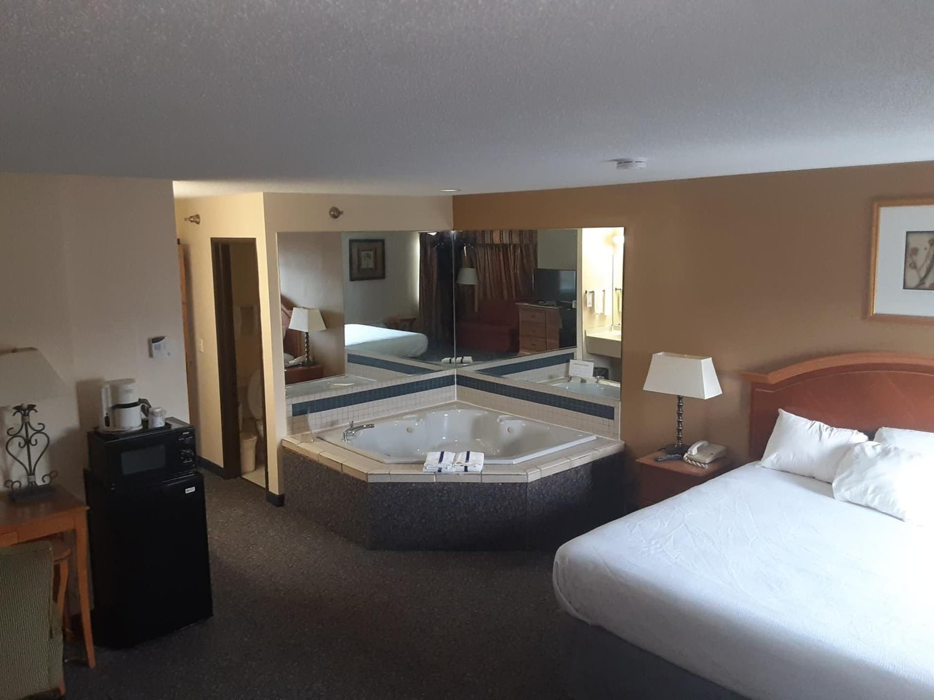 American Inn and Suites Ionia interior in Ionia, MI — gallery photo 2