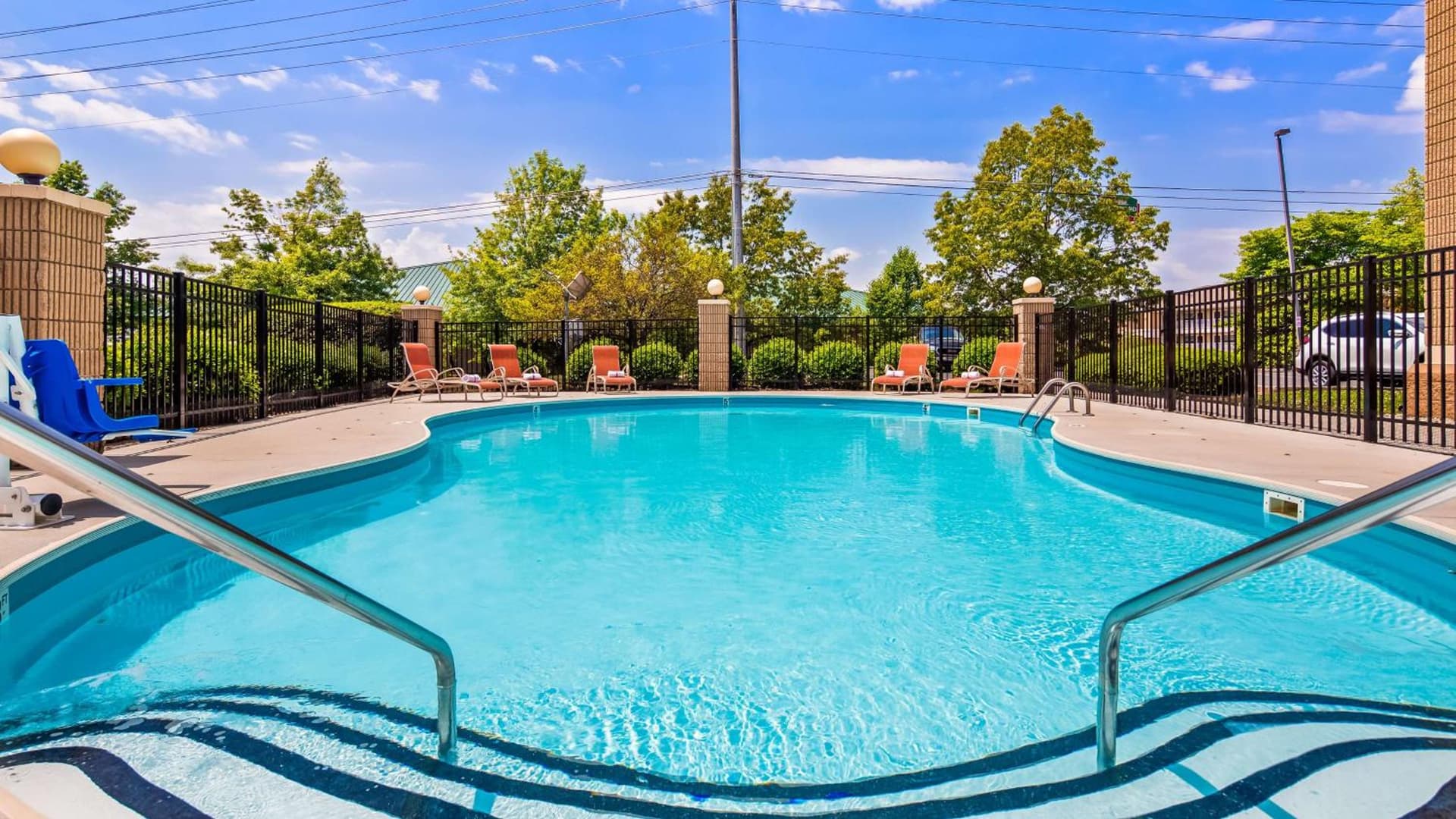 Best Western Plus Knoxville Cedar Bluff interior in Knoxville, TN — gallery photo 2