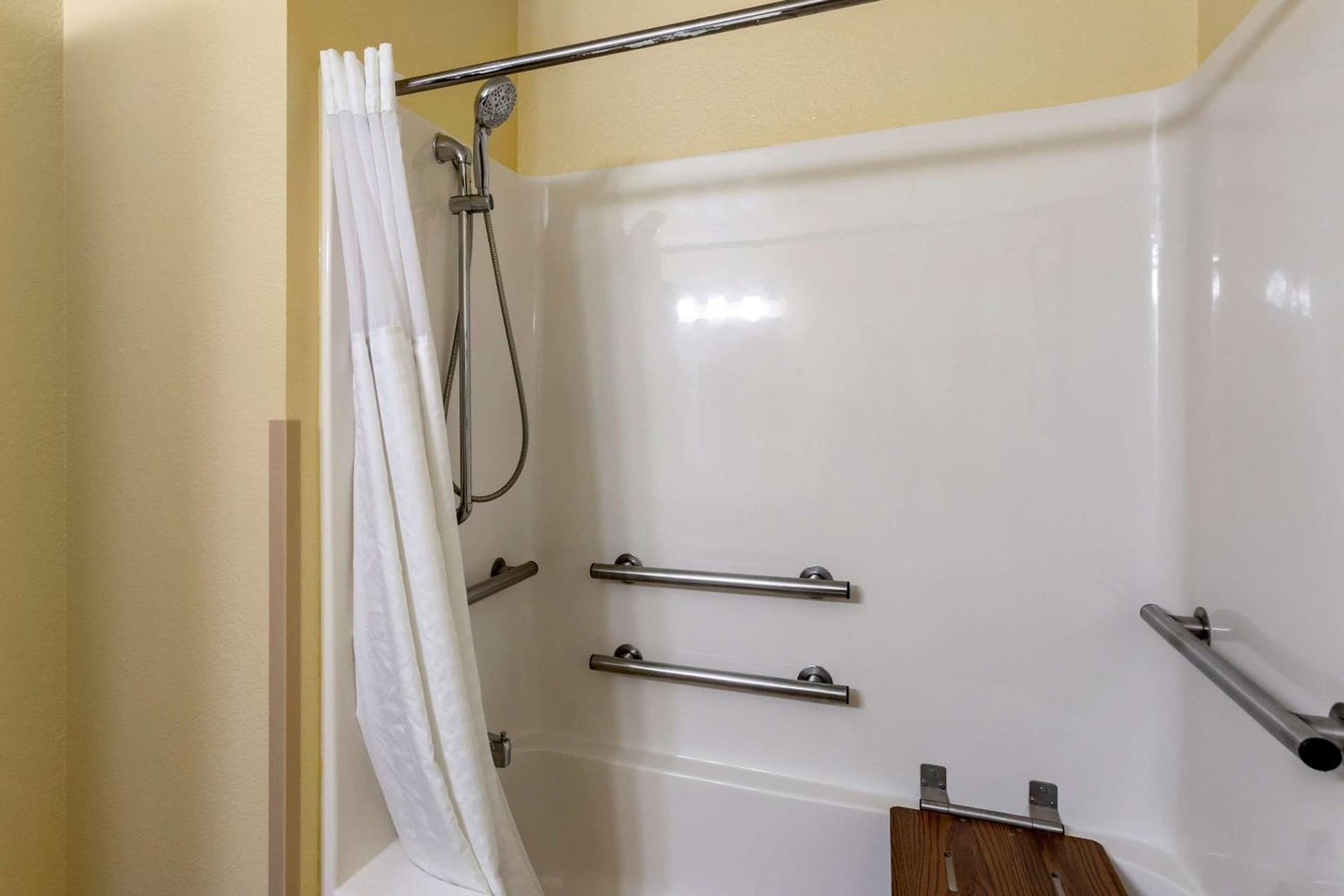 Comfort Inn & Suites North Aurora - Naperville gallery photo in North Aurora, IL — image 6