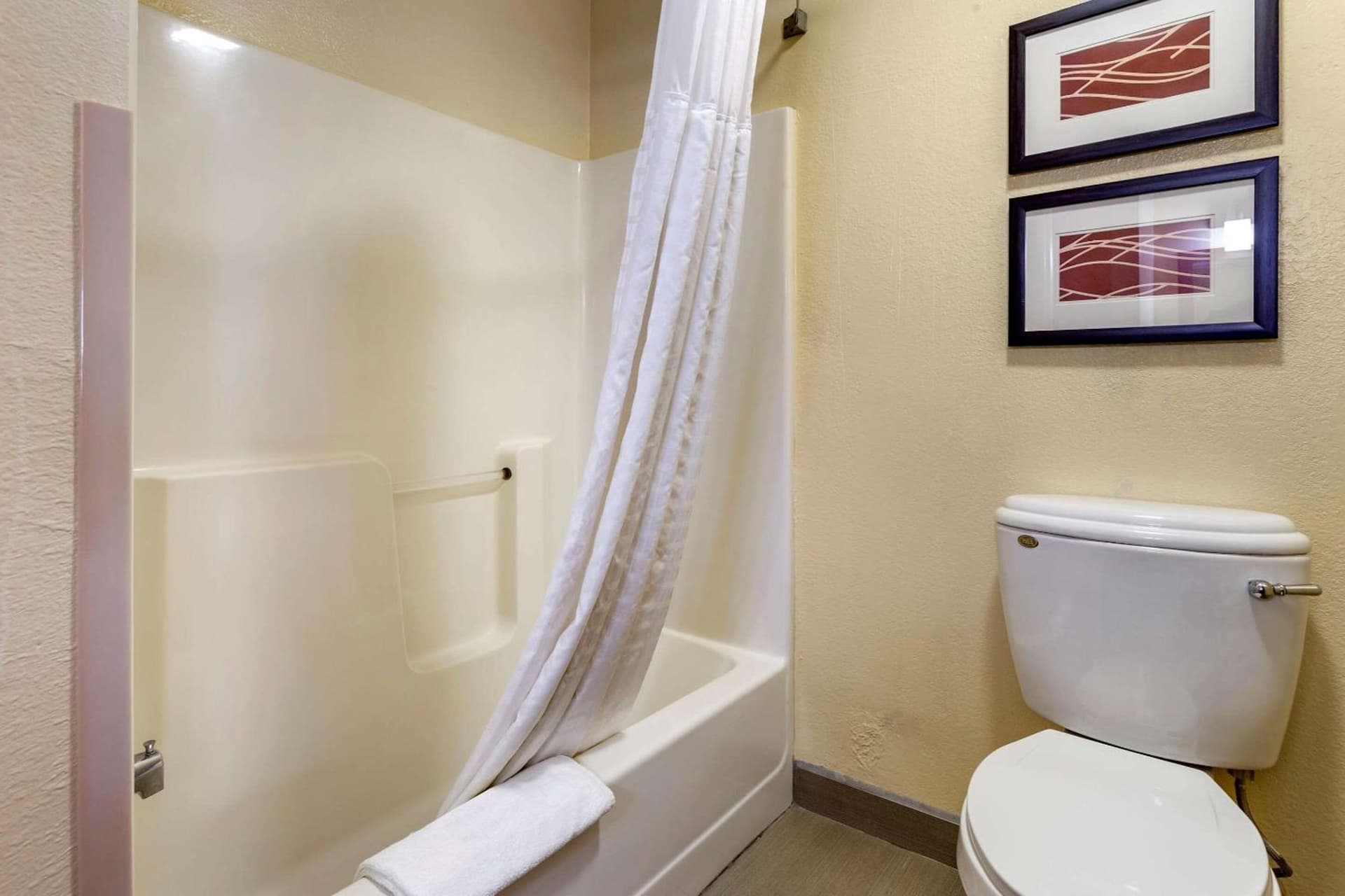 Comfort Inn & Suites North Aurora - Naperville gallery photo in North Aurora, IL — image 9