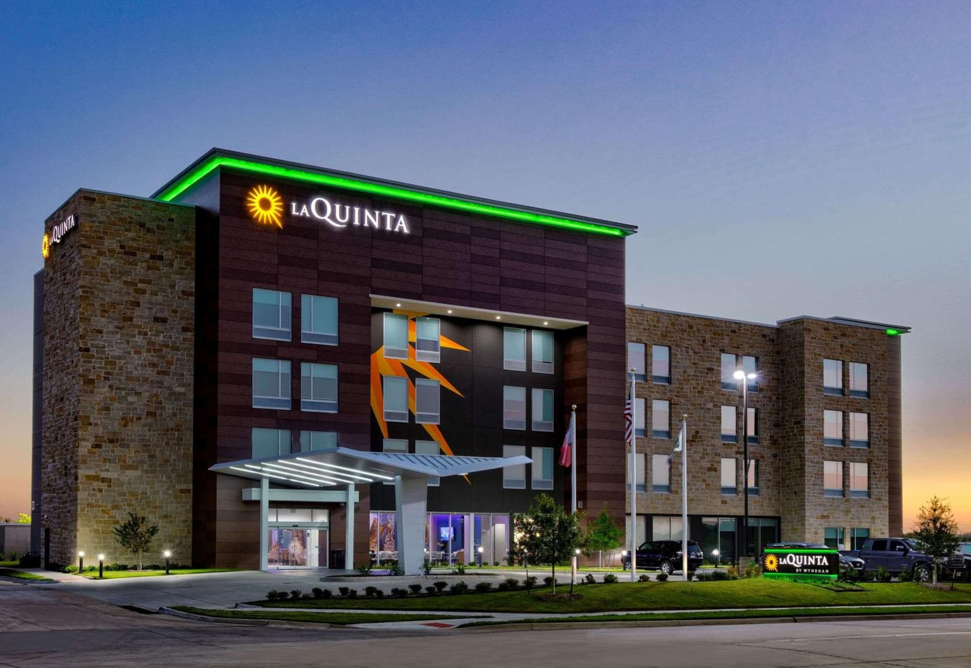 La Quinta Inn & Suites by Wyndham Terrell interior in Terrell, TX — gallery photo 2