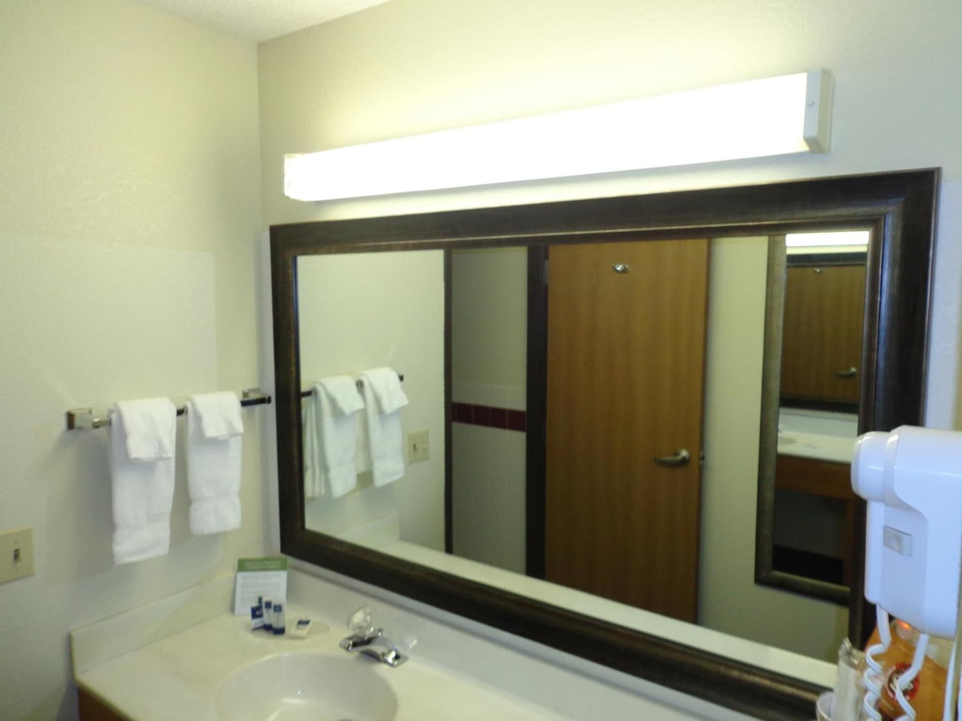 AmericInn by Wyndham Bismarck gallery photo in Bismarck, ND — image 9