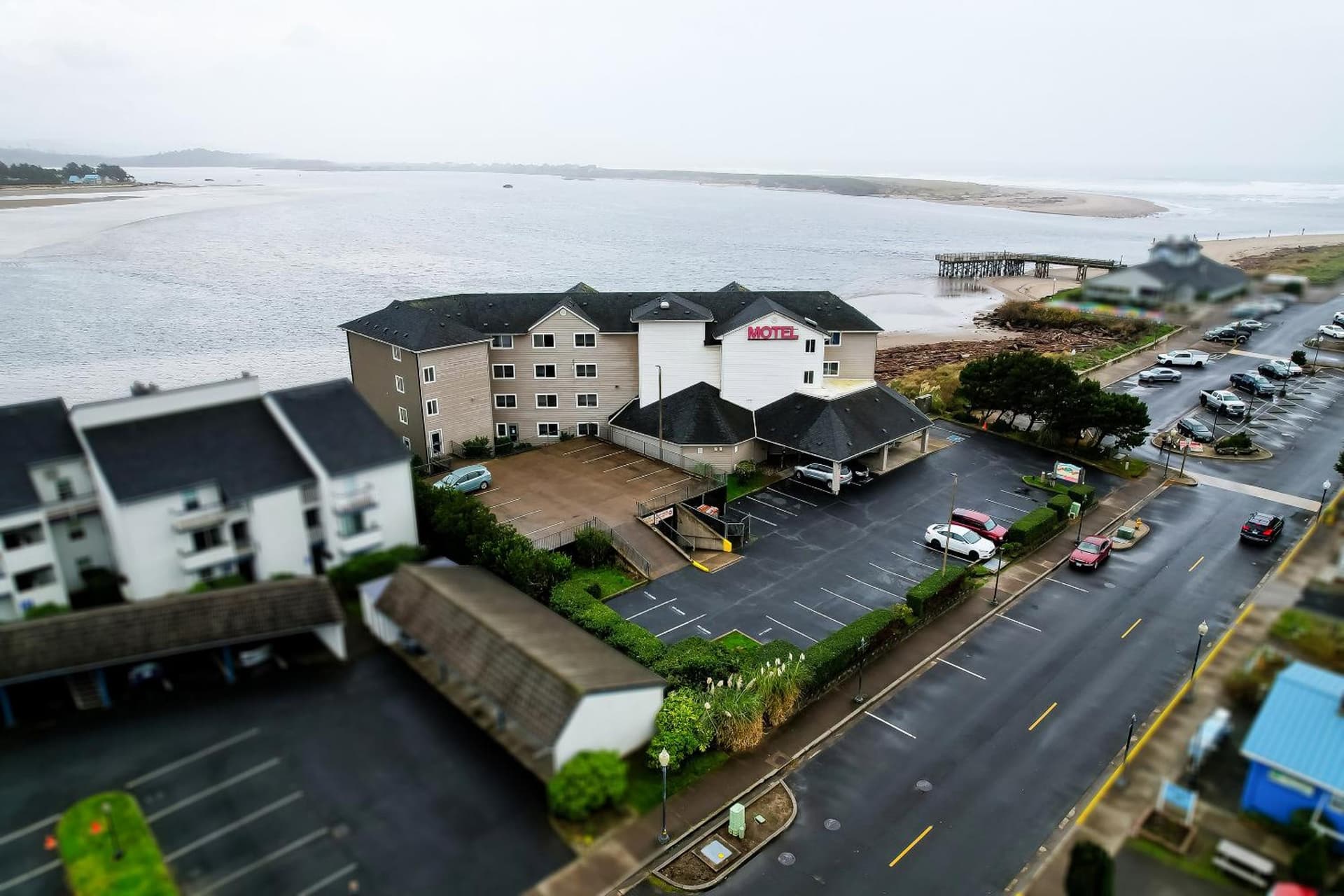 Siletz Bay Beachfront Hotel by OYO Lincoln City featured exterior or lobby in Lincoln City, OR — similar hotel