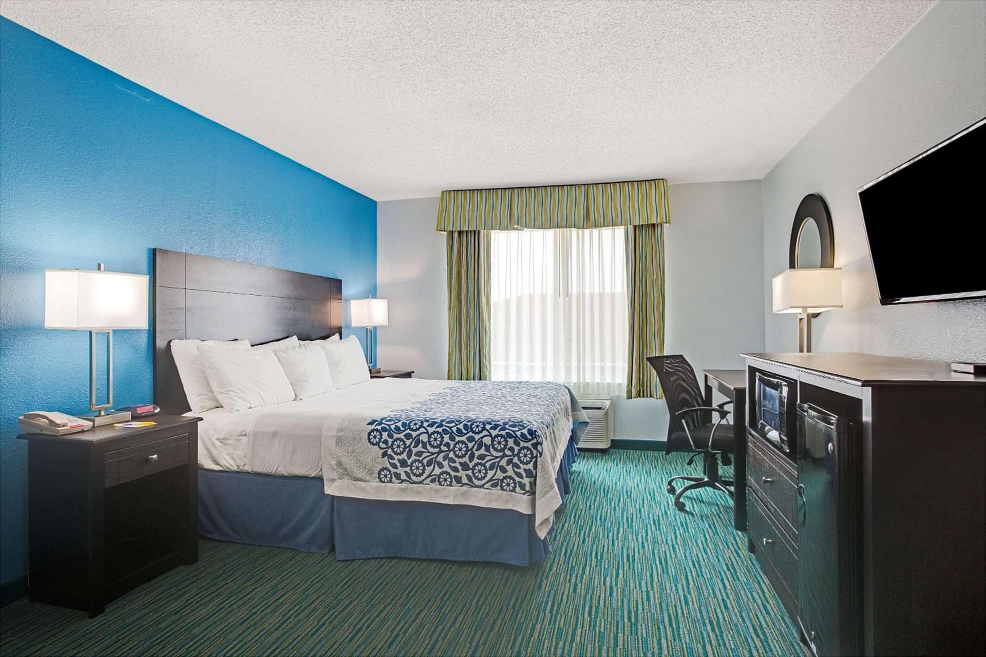 Days Inn by Wyndham Dallas Garland West property views in Garland, TX — gallery photo 3